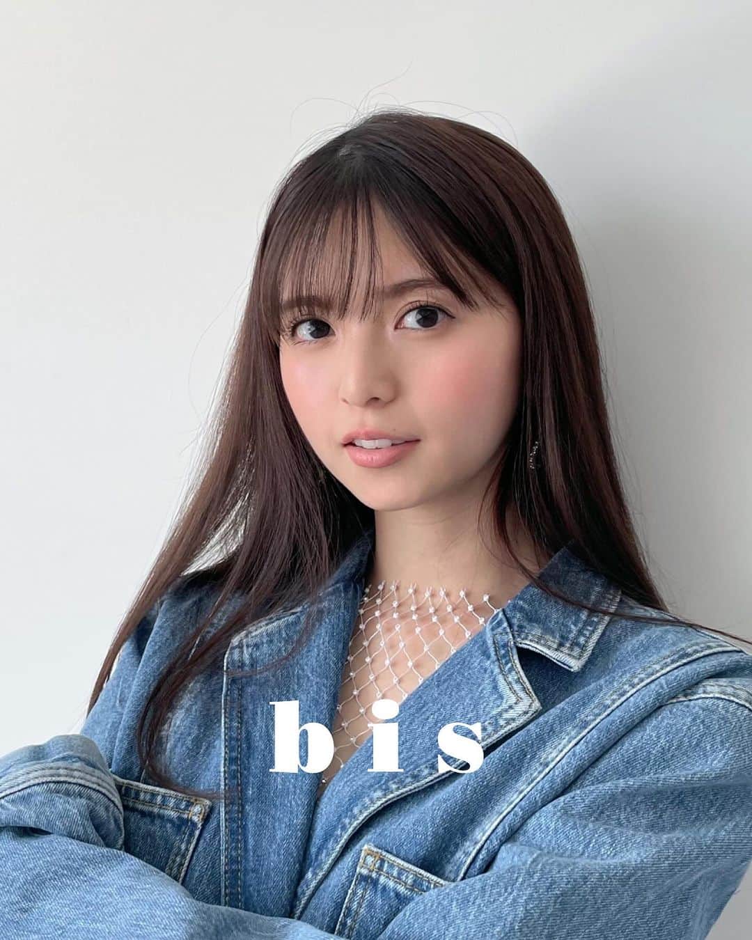 のインスタグラム：「⋱ 可愛いと思ったら🤍でコメントしてね ⋰  発売中の《#𝗯𝗶𝘀𝟭𝟭月号》から オフショットをお届けします˗ˏˋ 🩵 ˎˊ˗ 今日はカバーを飾った  ／  #齋藤飛鳥 ちゃん🤍🕊️🪽  ＼  復刊6周年を迎えるbisの記念すべき アニバーサリー号のカバーを飾った 飛鳥ちゃん💭🤍 本誌でチェックしてみてね☺️🌙  #bis_web」