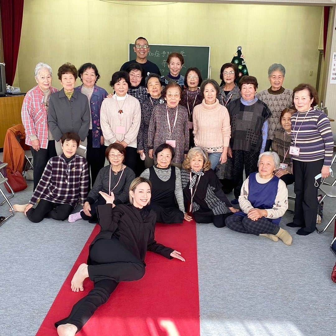 藤本奈月のインスタグラム：「今日は名古屋にて、60〜90代のアクティブシニア🧓🏻に、ウォーキングを。  認知症予防大学の「女子」学生の皆様です。 学生証も持って、しっかり「授業」を受けるシニアの皆様は、 とっても素直！身体の変化や、気持ちが変わる「歩く」事の意識。  歩く事で街をデザインする。 ノッポさんの一貫した考えに、賛同出来るのは 全てがヒトツの輪になるビジョンが見えたから。  健康を意識して、ハツラツと街を歩き 介護保険を使わない身体を作る。  若者との交流や、地域との繋がりも「意識してあるく」事で叶う事が出来る。  モデルの様に歩く事だけでない、ウォーキングの世界。 自分の行動ひとつひとつが、後期高齢者の皆様に笑顔を増やす事ができた。  祖母も母も今は居ないわたしには、なんだかほっこりする時間でした。 長生きしててよかったぁ〜って言われたら、たまんないよ🫠🩷  福岡でも、出来る事ないかなぁ？  何か機会を作って行こうと思った☀️  ヒトツの夢が叶ったから、また夢見つけちゃうあたり😎  ウォーキングなんて、堅苦しい言い方じゃなくていいや、 歩き方を教える人、講師なんてそんな大それた人間じゃなくていい もっと柔らかく伝える事をできる人間でいい。  やっぱり何にも属さない、自由であるのが私らしいな〜。 派閥も何もかもとっぱらってフリーランスとして出来る事をしたい！ それで着いてきてくれる人がいたら、一緒に色々やろうぜぇ！くらいでさ。  ほんとに毎日楽しい。」