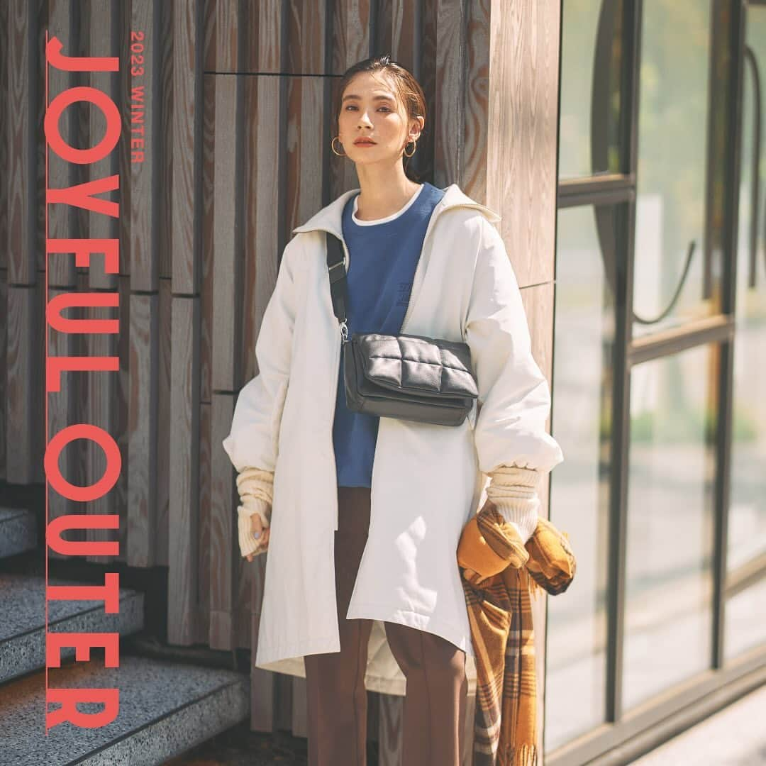 レプシィムのインスタグラム：「. JOYFUL OUTER 今シーズンはスポーティなパフアウターに注目。 軽くてさっと織れるのに中綿入りなので冬も越せる暖かさ。 重たくなりがちな冬の防寒スタイルも ミニマルなデザインですっきりとした印象に。 フットワーク軽いスポーティカジュアルが手に入ります。  タグ🏷️またはプロフィールURLから アイテムをcheckしていただけます ▶︎ @lepsim_official   #LEPSIM #レプシィム #コーデ #ママコーデ #今日のコーデ #大人コーデ #シンプルコーデ #大人カジュアル #ママファッション #きれいめカジュアル #カジュアルコーデ #カジュアル #シンプルコーデ #シンプル #おでかけコーデ #スカートコーデ #冬コーデ #冬服 #冬服コーデ #ニット #ニットコーデ #アウター #アウターコーデ」