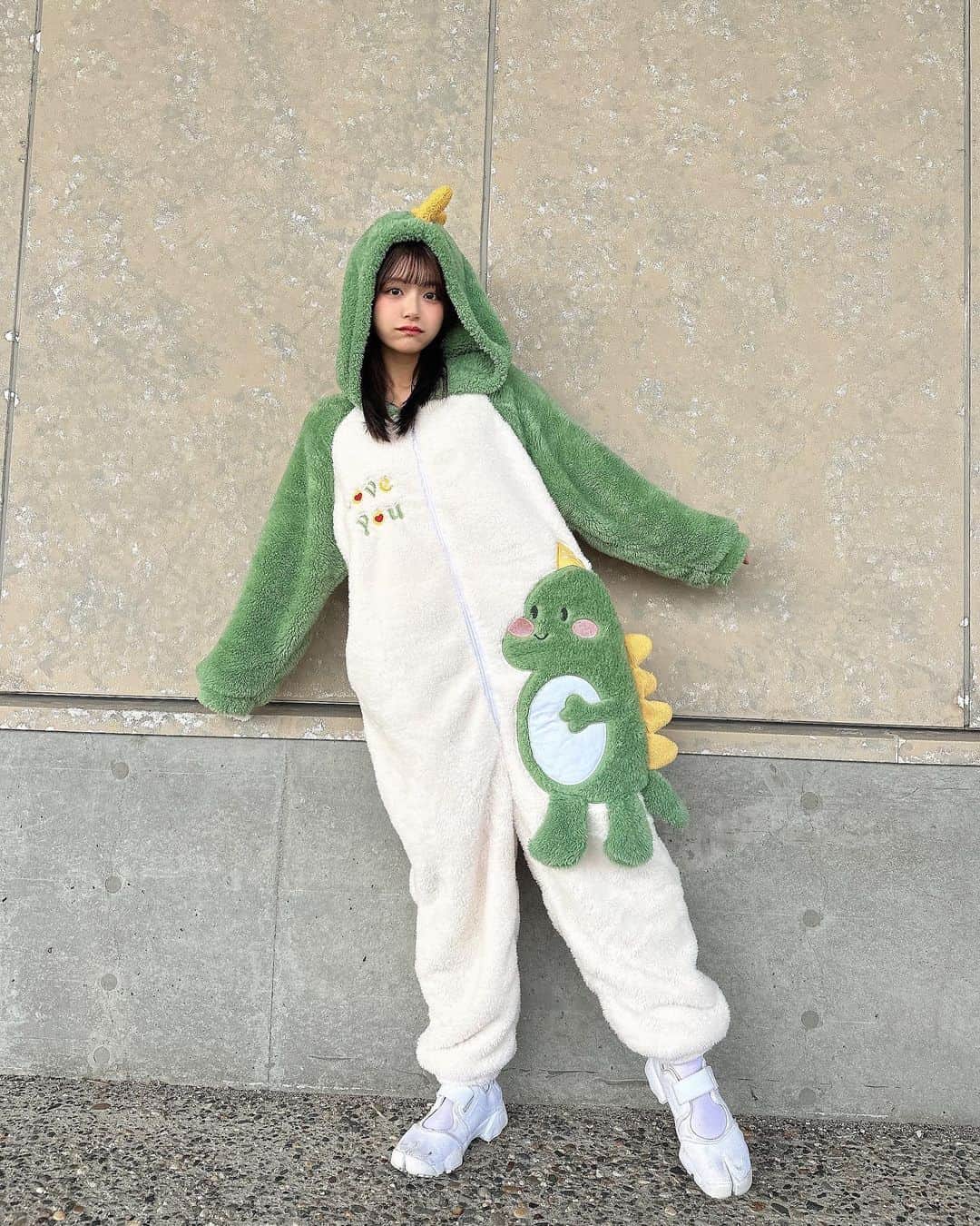 清司麗菜のインスタグラム：「着ぐるみパジャマ🦖ガォー  #着ぐるみ#着ぐるみパジャマ#恐竜#NGT48#おしゃべり会」