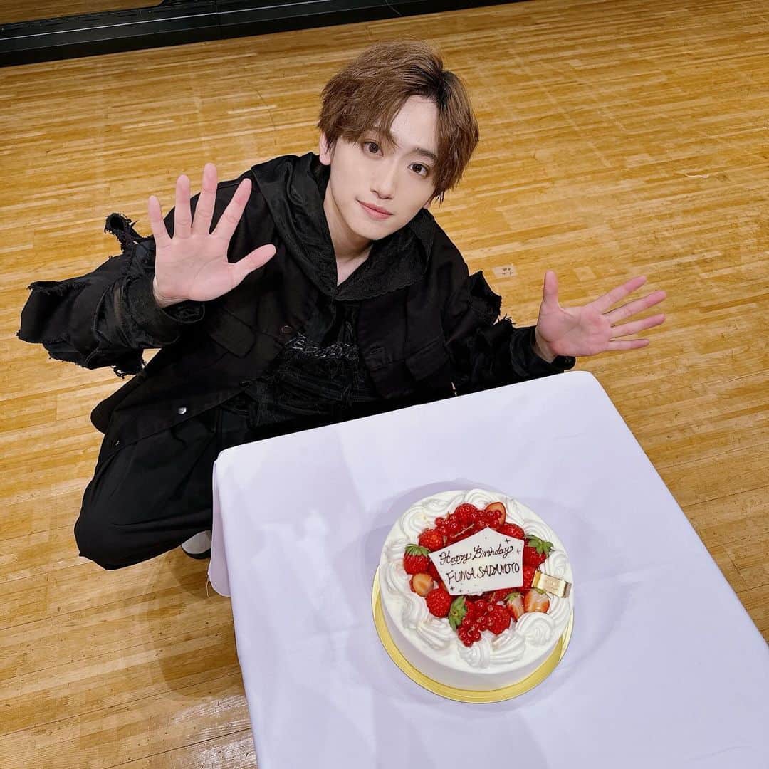 定本楓馬のインスタグラム：「本日で28歳の誕生日を迎えまして バースデーイベントもやらせて頂きました。 ご来場頂きまして本当に、ありがとうございました。  みなさんにもっと心に残る作品をお届けできるように。  自分らしく一歩一歩。  ひとつひとつを噛み締めながら  生きていきたいなとおもってます。  まずは舞台呪術廻戦  是非見にきてくださいね^_^」