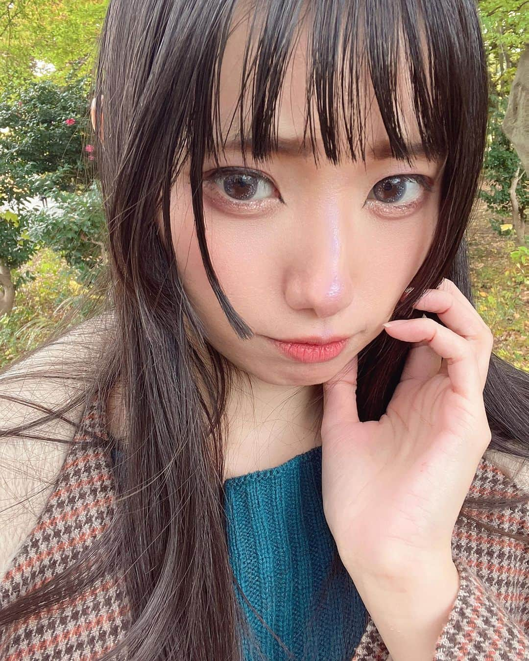 秋元るいさんのインスタグラム写真 - (秋元るいInstagram)「今日は銀杏撮影だったよ✨ . 新しいカラコン試した！ ワンダークイーンのスターダスト👑 お星様が目に入ってるみたいにきらきらになって盛れる‼️ . ブルー系だけどナチュラルでとてもかわいい！ ブルー×黒髪ロングって実はとても相性いいので黒髪女子はおすすめ💕  #PR #みんカラ #みんなのカラコン #カラコン #カラコンレポ #カラコンレビュー  @mnkr_official」11月23日 21時06分 - akimoto_rui