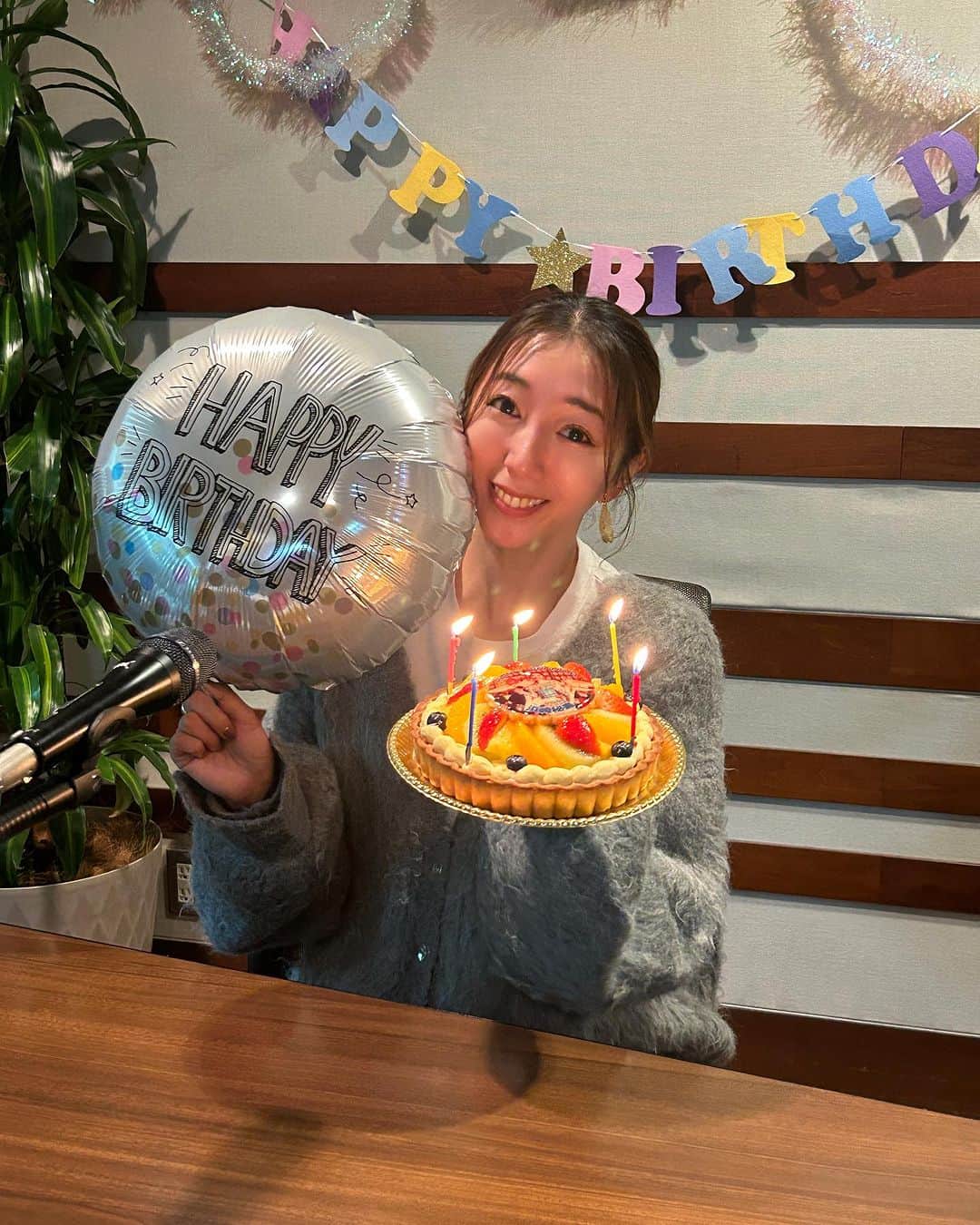 浜崎美保さんのインスタグラム写真 - (浜崎美保Instagram)「きゃー🎂🎂🎂  生放送終わりにお祝いしていただきました🥹🌹 毎年うれしいなぁ😌  11月23日🎈  勤労感謝の日生まれらしく今日ももりもりお仕事ができて幸せです😉  番組の掲示板やXにもメッセージありがとうございます🥹🙏💌  今年も25だって🤭  ぷ🤭  #🎂 #thankyou #love」11月23日 21時06分 - mihohamasaki_japan