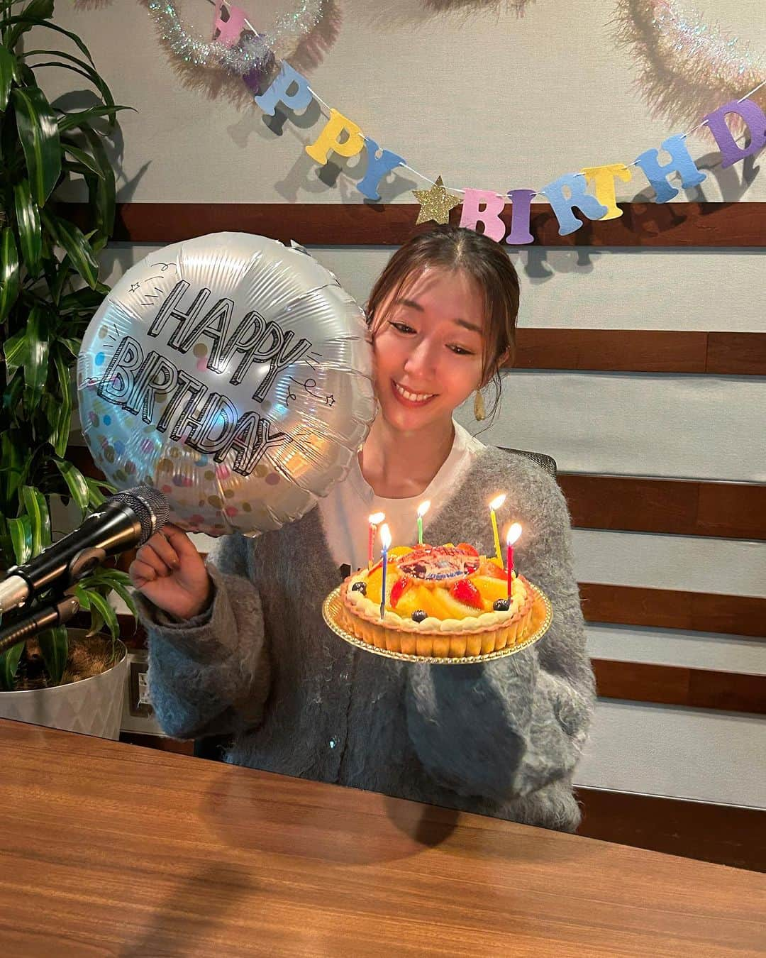 浜崎美保さんのインスタグラム写真 - (浜崎美保Instagram)「きゃー🎂🎂🎂  生放送終わりにお祝いしていただきました🥹🌹 毎年うれしいなぁ😌  11月23日🎈  勤労感謝の日生まれらしく今日ももりもりお仕事ができて幸せです😉  番組の掲示板やXにもメッセージありがとうございます🥹🙏💌  今年も25だって🤭  ぷ🤭  #🎂 #thankyou #love」11月23日 21時06分 - mihohamasaki_japan