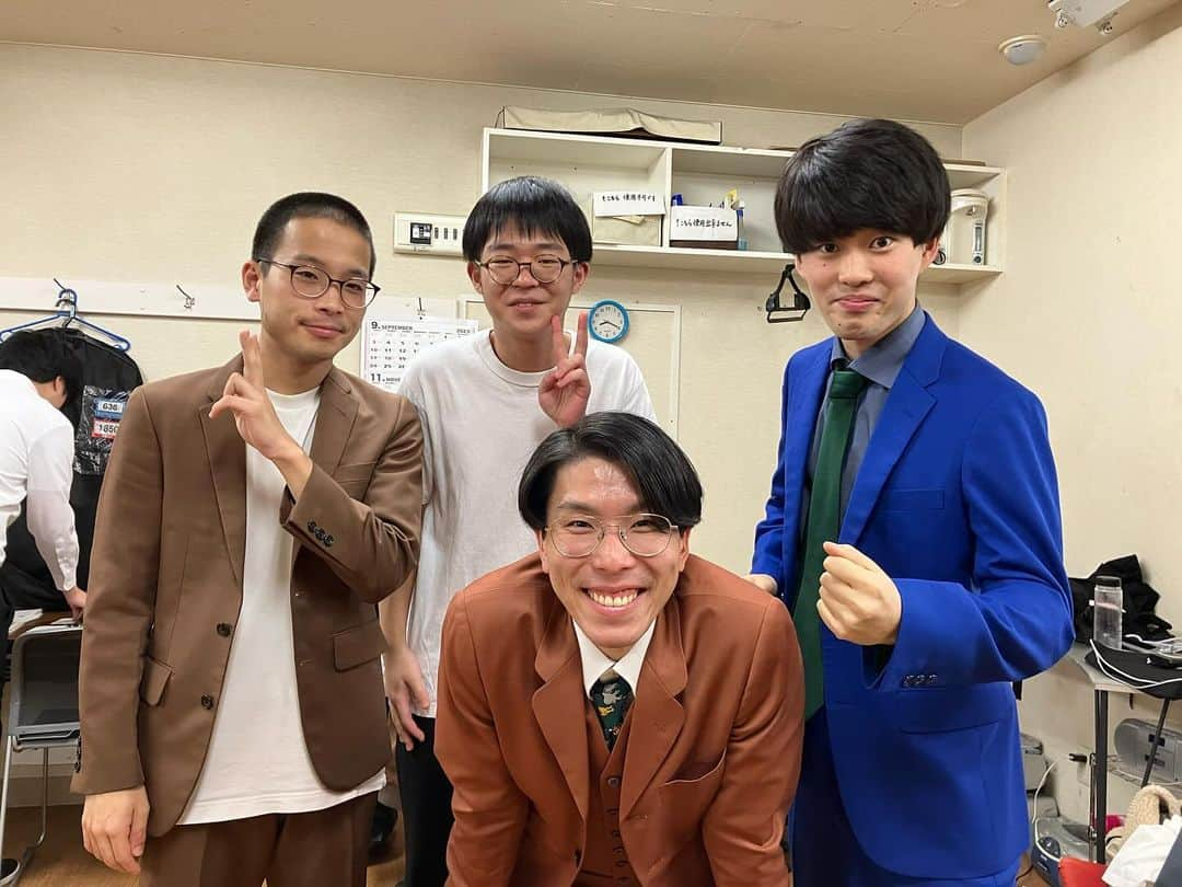 村民代表南川さんのインスタグラム写真 - (村民代表南川Instagram)「23/11/23(木祝)「学生に憧れられるようなネタをするライブ」でした。  学生である#照山おうちごはん さんに憧れられたいライブ！ 僕は見た目で憧れられチャレンジを。 発汗を気にせずに、メイクするネタをやれる季節になりました🌬️  写真 ベストオブ憧れ#おべんとばこ さん&照山おうちごはんさん✨」11月23日 21時07分 - son_d_min