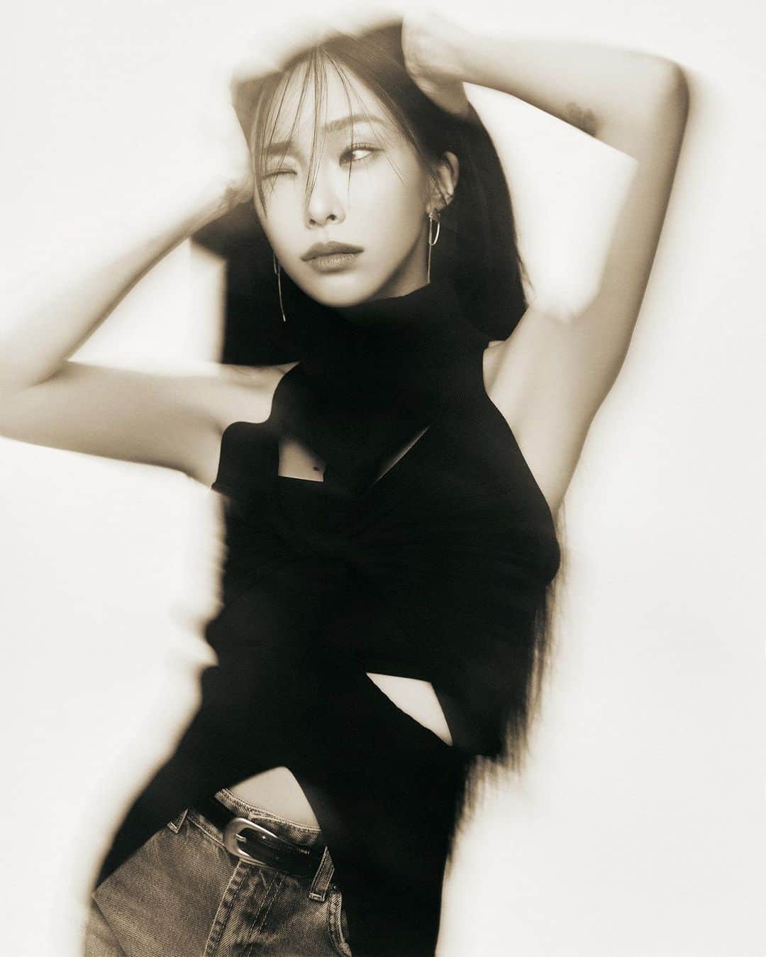 Heizeのインスタグラム：「The 8th Mini Album [Last Winter]   나는 그대로인데 시간만 좀 더 빨리 갔으면 . .. ☁️☁️☁️🖤  make up @yoondol_ys  Hair @kiimyeseul  Styling @stylist_mizero  photo @chogiseok   2023 12 07 (Thu) 6PM KST  #Heize #LastWinter #The8thAlbum @pnation.official」