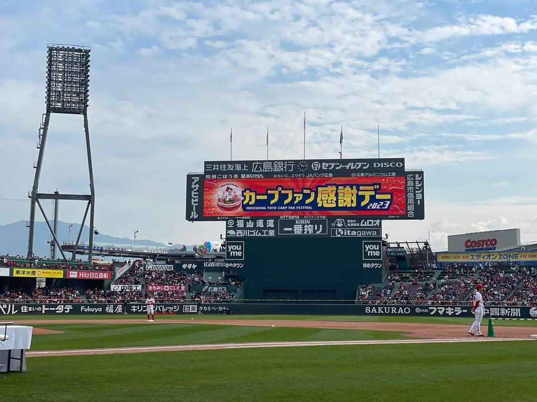 田村友里さんのインスタグラム写真 - (田村友里Instagram)「カープファン感謝デー2023 4年ぶりにマツダスタジアムでのリアル開催...私は今回初めてMCを務めさせていただきました。 ファン感ってこんなに楽しいものなのですね！！選手の皆さんの素のトークに笑ったり、最後は西川選手の挨拶で思わず司会しながらも涙が出てきたり、濃密すぎる1日でした。 現地で一緒に盛り上げてくださった皆さん、テレビの前で見てくださった皆さん、本当にありがとうございました😊 #カープ #カープファン感謝デー #しゃ #坂上アナの横は本当に楽しく心強いです」11月23日 21時10分 - yuri_tamura0894