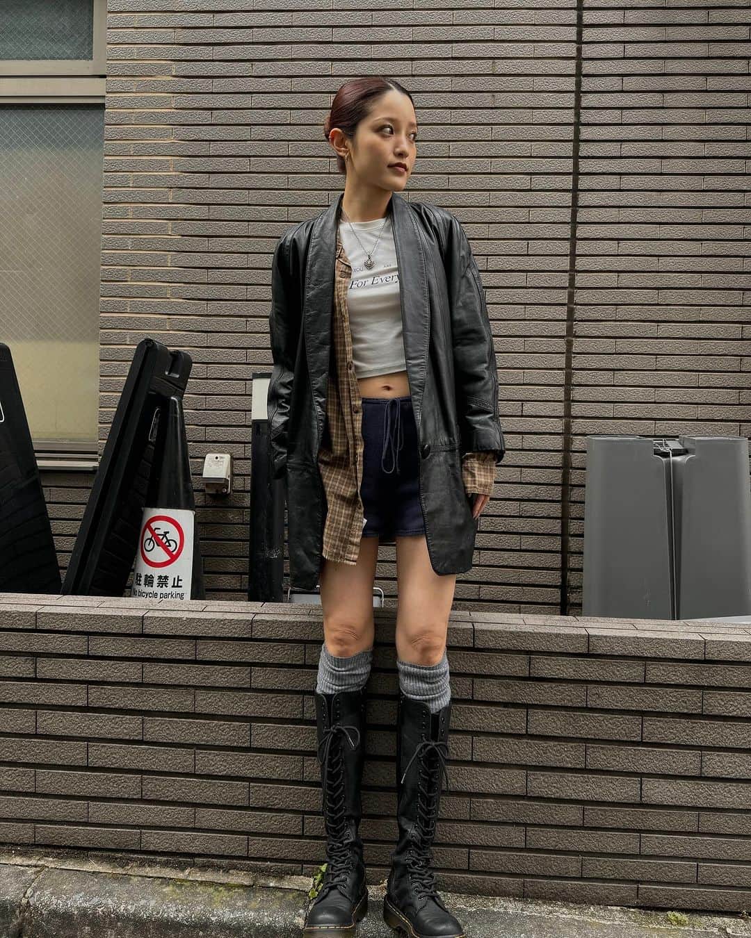 所谷舞のインスタグラム：「暖かかったから急いで脚出した🐶🐾🍂」