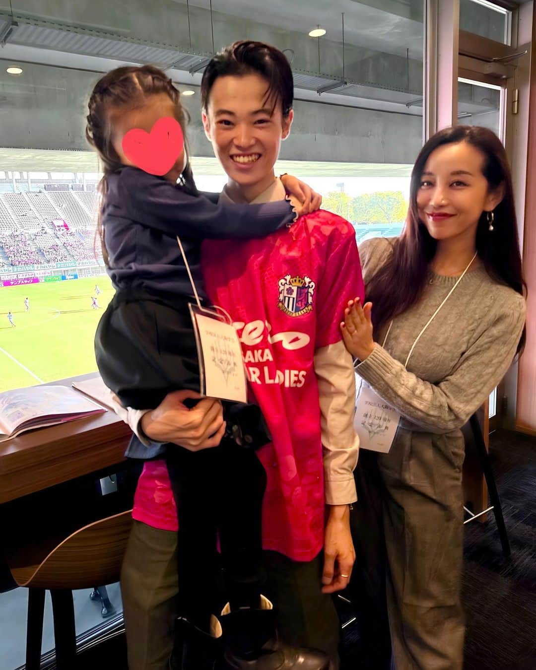PINKYのインスタグラム：「息子の晴れ姿を見に行きました🕺🏟️⚽️✨  堂々としたスピーチ、立派だったよ👏❤️ @airu_kubozuka   そしてセレッソ大阪ヤンマーレディースの皆様カッコよかった⚽️👏✨  ・・・・・・・ #love #happy #family #momlife #PINKY #おゆうちゃんねる #OyuuChannel #セレッソ大阪 #窪塚愛流」