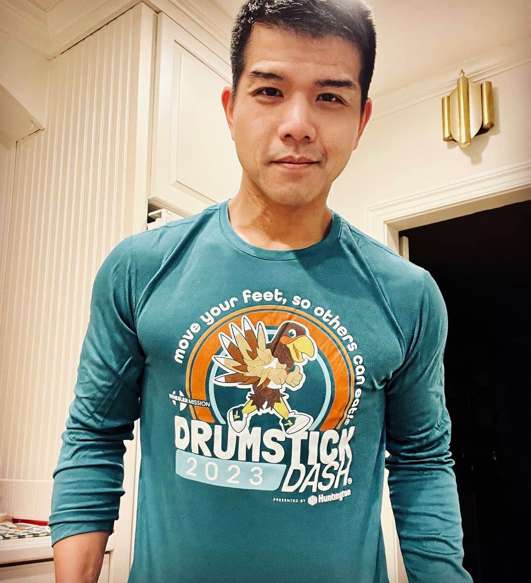 テリー・レオンのインスタグラム：「Gobble gobble. Up very early to do the Drumstick Dash for @drumstickdashindy to benefit @wheelermission! “Move your feet so others can eat.” 🦃 🍗🏃🏻‍♂️💨」