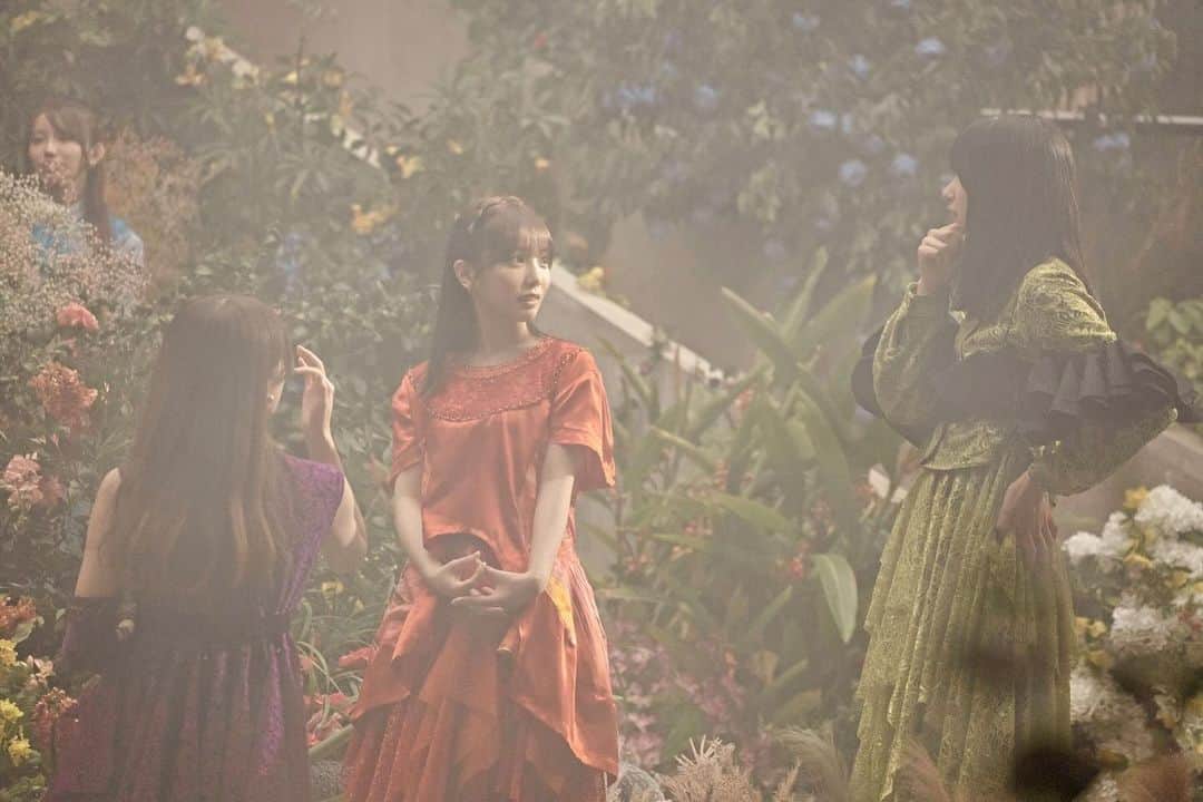 与田祐希さんのインスタグラム写真 - (与田祐希Instagram)「#Monopoly MV公開されました！ ぜひみてください🥀  マネージャーさんがたくさん写真撮ってくれた🥰 ありがたや〜」11月23日 21時12分 - yodayuuki_oimo