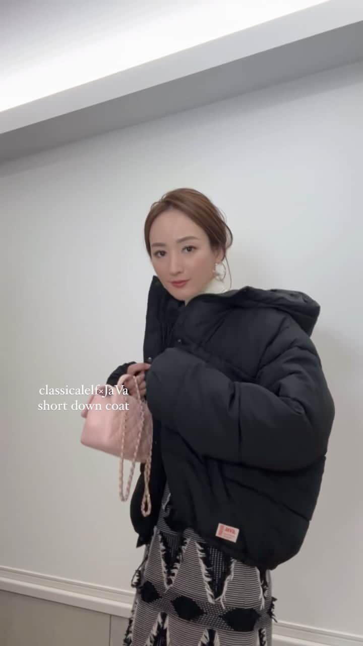 星玲奈のインスタグラム：「スカートでもバランスよく合わせやすいのは やっぱりショート丈アウター☺️  中綿入りでしっかり暖かく、ダウンでもマットな表面感が高見えする😍 シンプルなブラックは、合わないものがない！ってほど 間違いない万能さ❤️もちろんカジュアルでもきれいめでも。  coat @classicalelf_official ×JaVa （ブラックMサイズ） tops #urs #ursコラボ skirt #greedinternational boots #sergiorossi bag #chanel . #クラシカルエルフ #classicalelf #エルフコーデ #java #ジャバ #ユニクロ #ザラ #zozo #zozotown #zozo購入品 #zozotown購入品 #ダウンコート #ダウンジャケット #大人コーデ #大人カジュアル #プチプラ #プチプラコーデ #着回しコーデ」