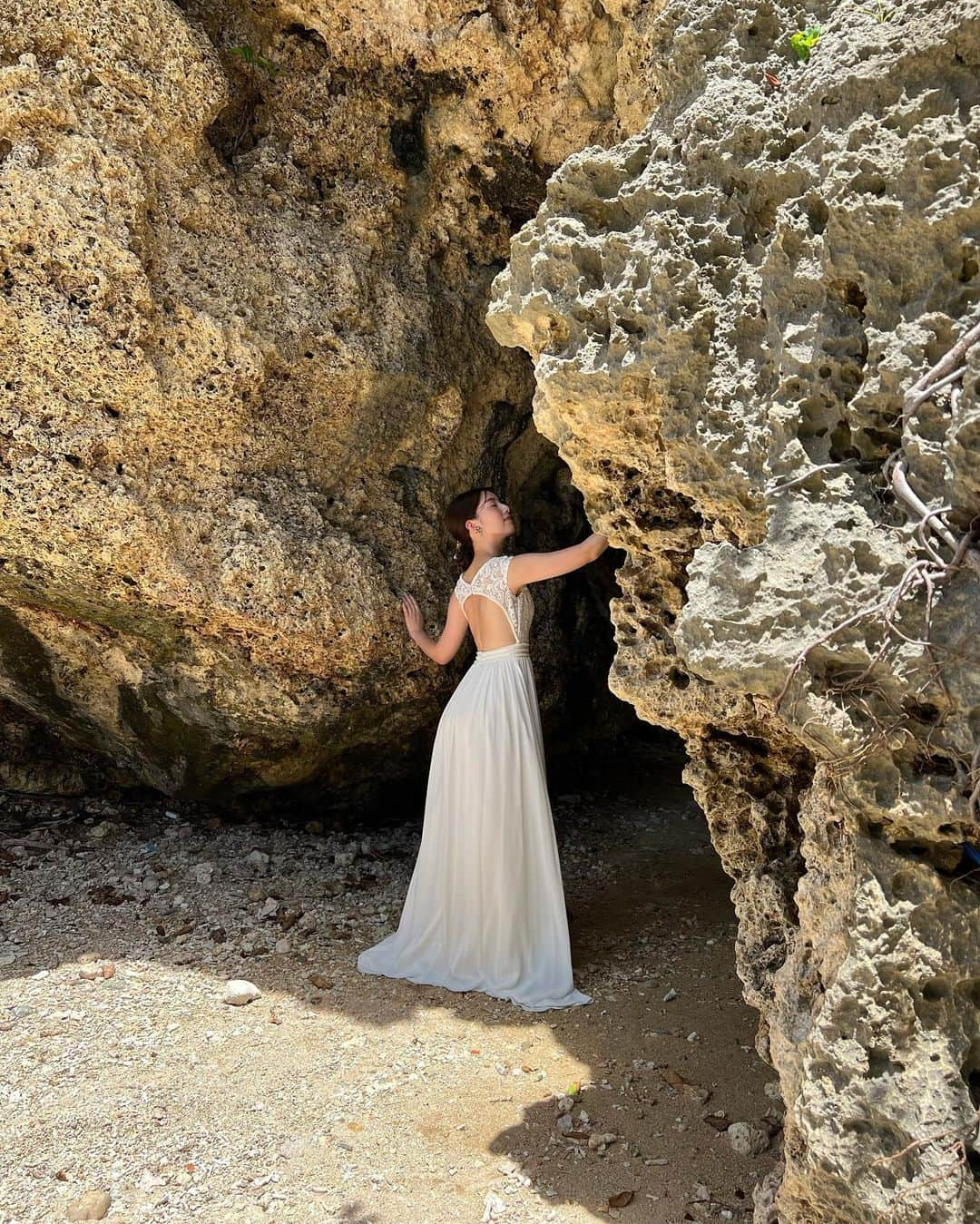 松原伊予菜のインスタグラム：「'  久しぶりにブライダルのお仕事の オフショット写真上げます📷👰🏻‍♀️🩵🖼️ 沖縄リゾートウェディングの撮影時の.ᐟ.ᐟ  海はもちろん綺麗だけど沖縄は緑もたくさんあって 雰囲気ガラっと変えて撮るのもいいね🌳🏝️  #沖縄#okinawa#沖縄リゾートウェディング」