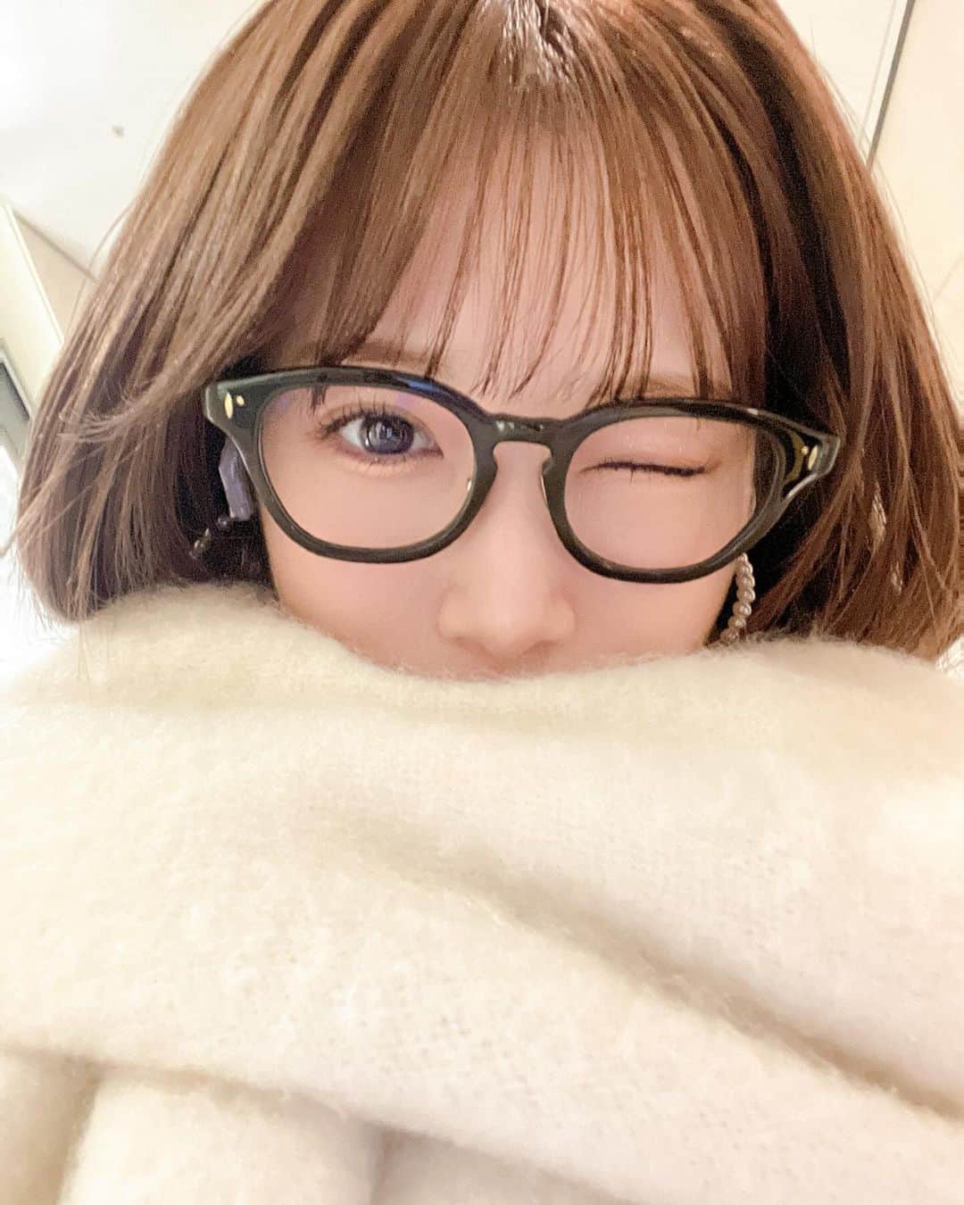 のインスタグラム：「秋冬になると黒縁メガネかけたくなる🥸🖤🖤 先日、女子会&フリマでスペースお借りした @resee.official さんのメガネ☺️ 顔の形に合わせてくれて、フィット感あって、何よりもレンズが反射しないのがとっても嬉しい🥰🫶🏻 撮影とかでも使いやすいのです✨ リシーさんに出会ってメガネ好きになった♡♡おすすめです♡  マフラーは @amy_official___ 🧣 最近毎日カラー違いで付けています🤭 これはivoryです♡♡ いよいよ明日からオンラインで先行販売スタート🤍 皆さん、好きなカラーお気に入りカラーは見つかりましたか？🫶🏻 コメント欄で教えて下さい♡♡  #resse#リシー#Amy#Amyaccessory#伊達メガネ#黒縁メガネ#メガネ#マフラー#Amyマフラー」