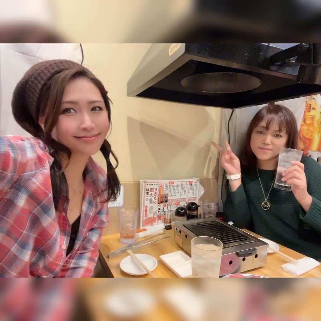 水上真理のインスタグラム：「あさみちゃんと🥰 . いつも 時間めーいっぱい話して . それでも足りなくて 駅のホームで 電車ギリギリまで 一緒にいるんだ☺️ . 会うたびに 幸せと安心とパワーをくれる . いつもありがとう♡ . だいすき💕 . #smile  #happy #love  #大親友  #やきにく  #パンケーキ #ロイヤルミルクティ  #カプチーノ」