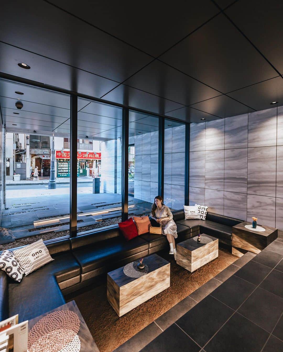 Stella Leeのインスタグラム：「Do you prefer day or night lobby of @omo_hotels Akasaka? 🗼」