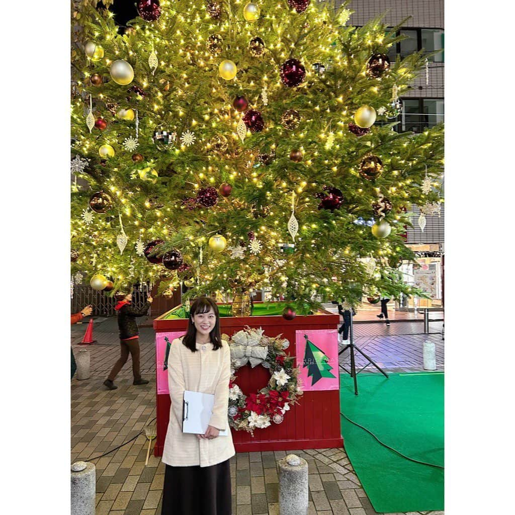 西村志野さんのインスタグラム写真 - (西村志野Instagram)「＊ きょうは自由が丘で クリスマスツリー点灯式の司会🌲🎤  華やかな点灯、 バイオリニスト #TSUMUZI さんの演奏や アーティストデュオ #MES さんの演出など 心温まる時間で私も癒されました🥰  もうこんな時期なんですね〜☺️💕 勤労感謝の日に、楽しいお仕事に感謝✨ ＊ #マリクレールクリスマス2023 #司会 #自由が丘  #自由が丘駅 #クリスマスツリー #クリスマスツリー点灯式  #merrychristmas #MC #イベント司会 #司会承ります  #christmas #クリスマスイルミネーション #目黒区 #目黒 #勤労感謝の日 #楽しいお仕事 #イベントMC #jiyugaoka  #アナウンサー #フリーアナウンサー #西村志野」11月23日 21時18分 - shinonishimura_