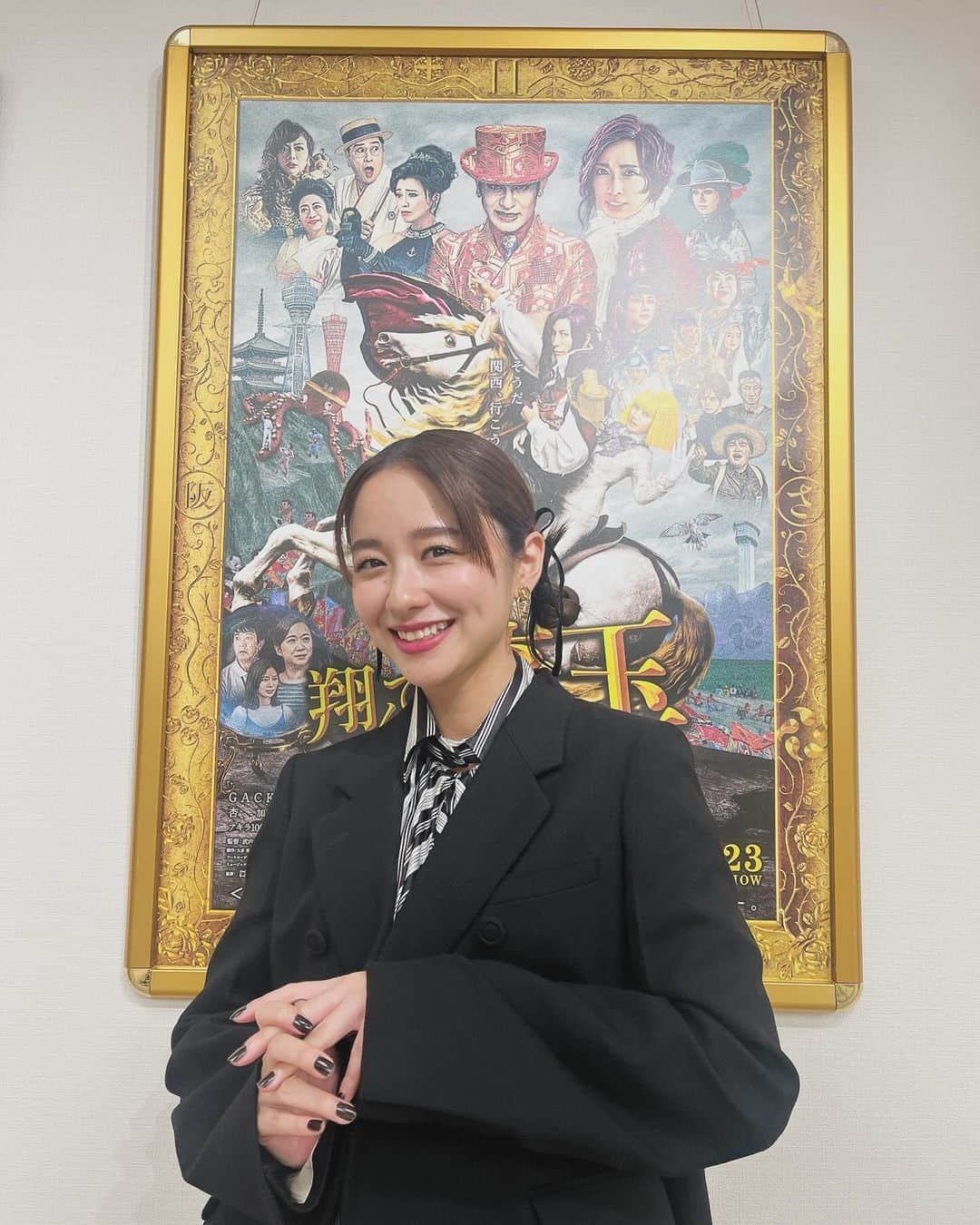 堀田真由のインスタグラム：「・ 映画『翔んで埼玉 ～琵琶湖より愛をこめて～』 本日公開を迎えました！！！🕊️ 滋賀解放戦線員　近江美湖役で出演しています。 笑いあり、涙あり、ディスりあり。。。 前作よりも更にパワーアップした翔んで埼玉を 是非スクリーンでお楽しみください✨✨  #翔んで埼玉」