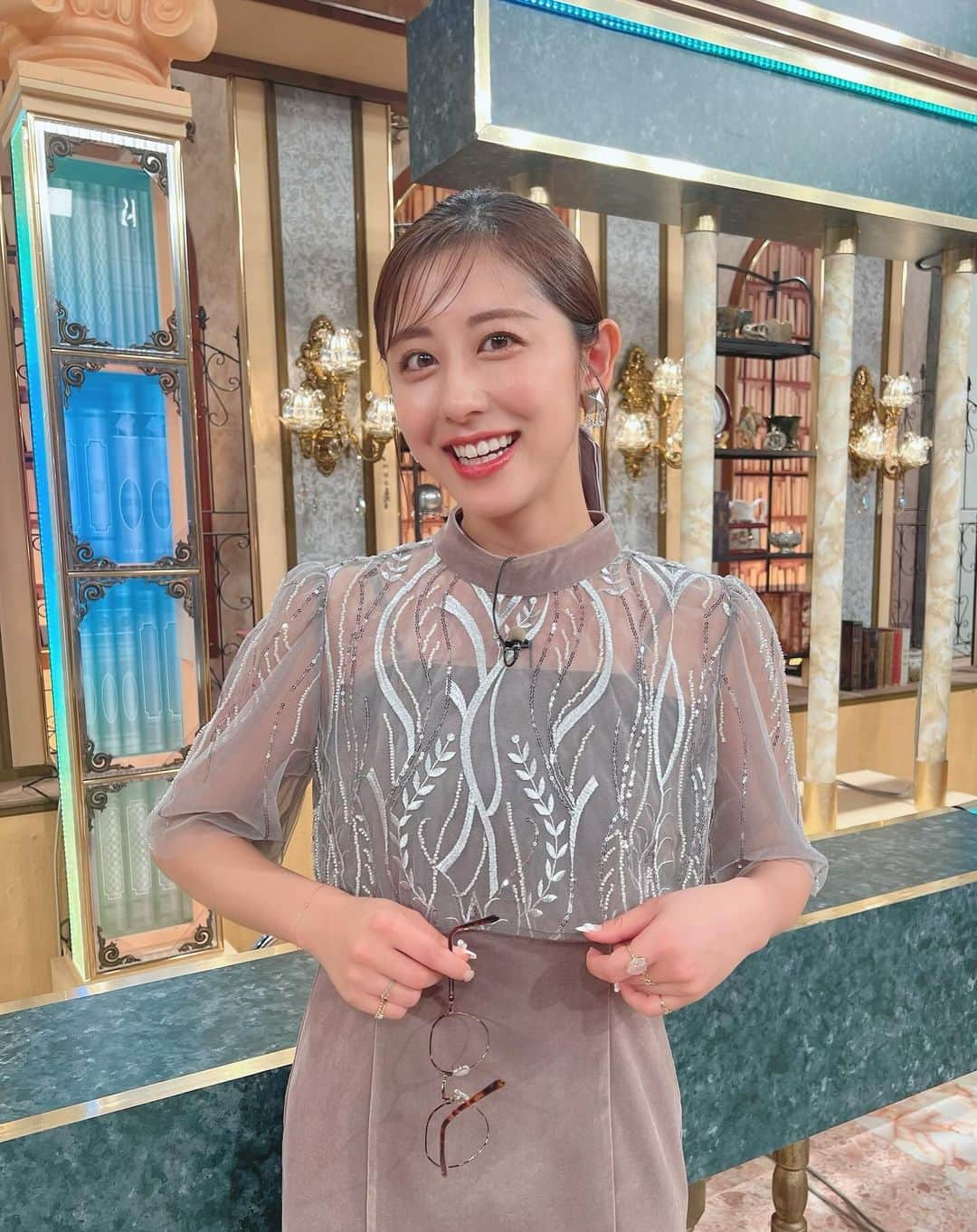 斎藤ちはるさんのインスタグラム写真 - (斎藤ちはるInstagram)「衣装にぴったりのリボンをたまたまヘアメイクさんが持っていました🎀 . ぴったり〜‼︎とスタイリストさんと大喜び🫣🫧 . . #オケージョン に #ぴったり の #コーディネート でした！ #キラキラ していて #クリスマス っぽくて #可愛いな〜 #林修の今知りたいでしょ . . #斎藤ちはる#テレビ朝日アナウンサー#テレビ朝日#テレ朝#アナウンサー#衣装#ワンピース#オケージョンワンピース#オケージョンコーデ#オケージョンドレス#グレーワンピース#ローポニー#ポニーテール#リボン」11月23日 21時20分 - chiharu_saito_ex