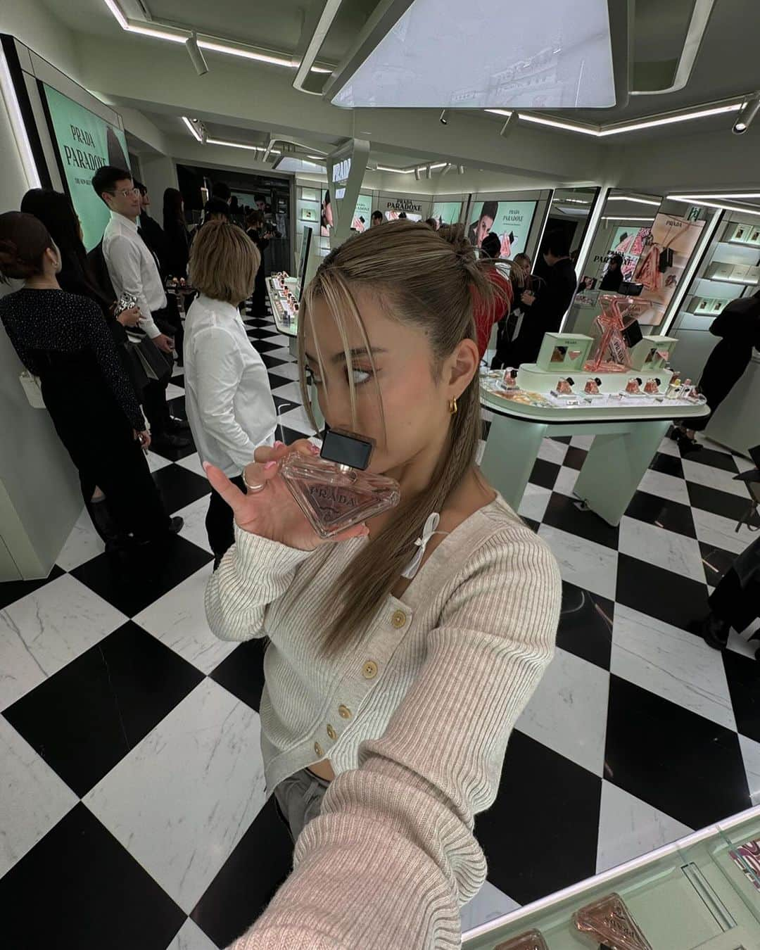 植野有砂のインスタグラム：「#pradaparadoxe pop up in Omotesando 💕表参道のプラダ ビューティ トウキョウのポップアップ✨ やっぱりかばんに入ってるとテンションの上がるデザインでいい香り💕セットボックスのミラーもお気に入りでかわいすぎ🫣🩷 この日のヘアはSHIMAで @nana_9351 にかわいくしてもらったよ😘 @prada @pradabeauty #pr」