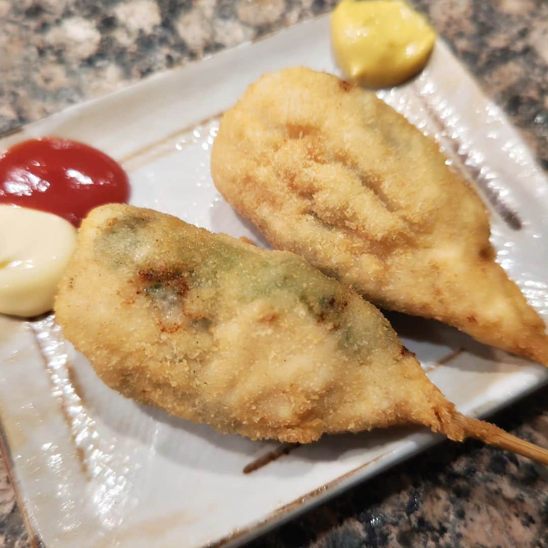 和田益典さんのインスタグラム写真 - (和田益典Instagram)「◆そして昨夜 (11/22)  今月初の皮ニン。  「皮ニン＆焼おに」最強コンビ (1〜2枚目)  「背肝」珍味うまし (3枚目)  あとはいつもの定番パターン各種。 . . . #焼鳥屋 #焼鳥 #焼き鳥 #ヤキトリ #やきとり #鶏肉 #焼おにぎり #ささみ #ささみチーズ #とりかわ #皮湯引き #唐揚げ #飯テロ #鶏皮 #鶏皮にんにく #鶏ラーメン #ニンニク #にんにく #背肝 #ポテトフライ #chicken #chickengrill #delicious #gourmet #foodstagram #food #dinner #yakitori #japan  #場所教えないシリーズ .」11月23日 21時21分 - masunori_wada