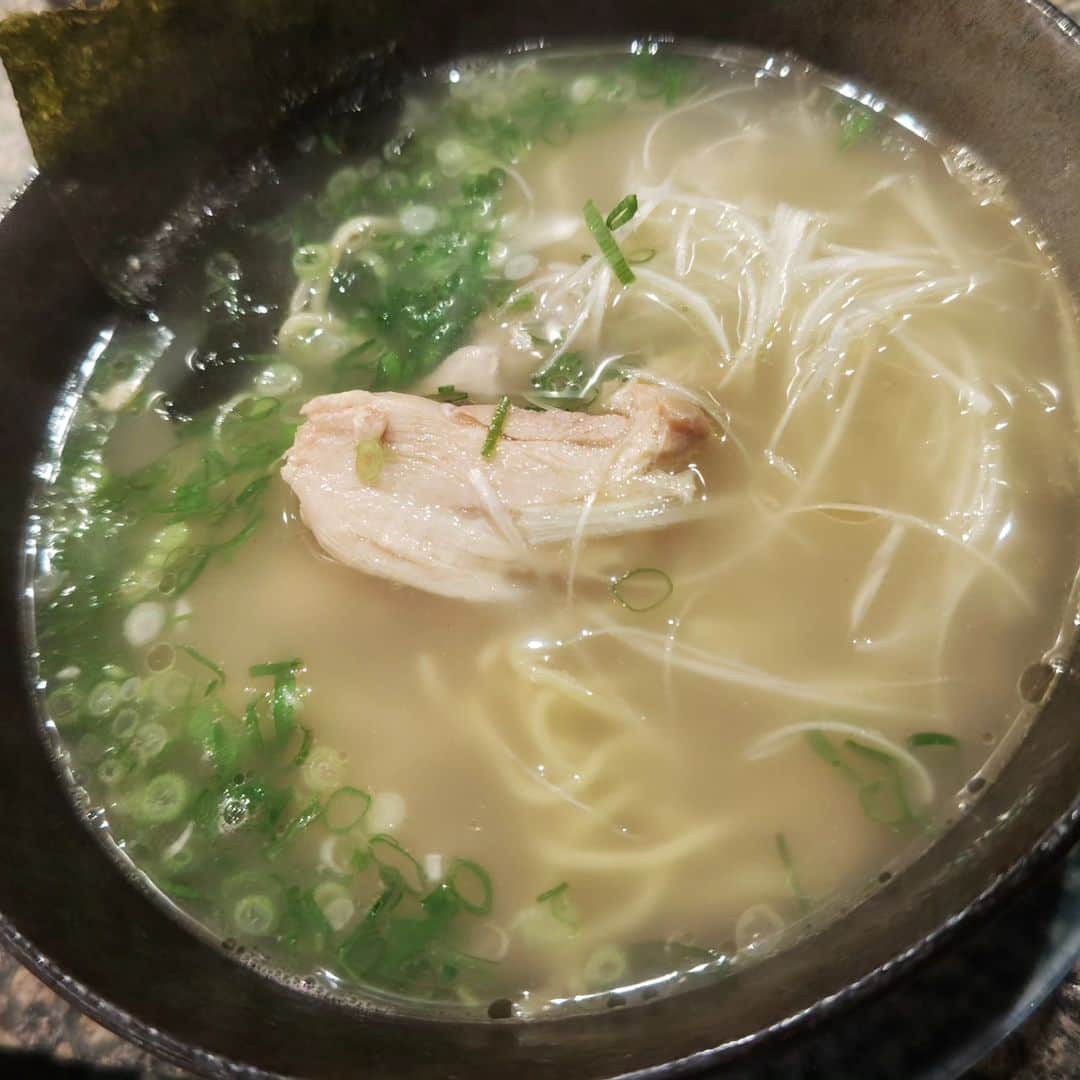 和田益典さんのインスタグラム写真 - (和田益典Instagram)「◆そして昨夜 (11/22)  今月初の皮ニン。  「皮ニン＆焼おに」最強コンビ (1〜2枚目)  「背肝」珍味うまし (3枚目)  あとはいつもの定番パターン各種。 . . . #焼鳥屋 #焼鳥 #焼き鳥 #ヤキトリ #やきとり #鶏肉 #焼おにぎり #ささみ #ささみチーズ #とりかわ #皮湯引き #唐揚げ #飯テロ #鶏皮 #鶏皮にんにく #鶏ラーメン #ニンニク #にんにく #背肝 #ポテトフライ #chicken #chickengrill #delicious #gourmet #foodstagram #food #dinner #yakitori #japan  #場所教えないシリーズ .」11月23日 21時21分 - masunori_wada
