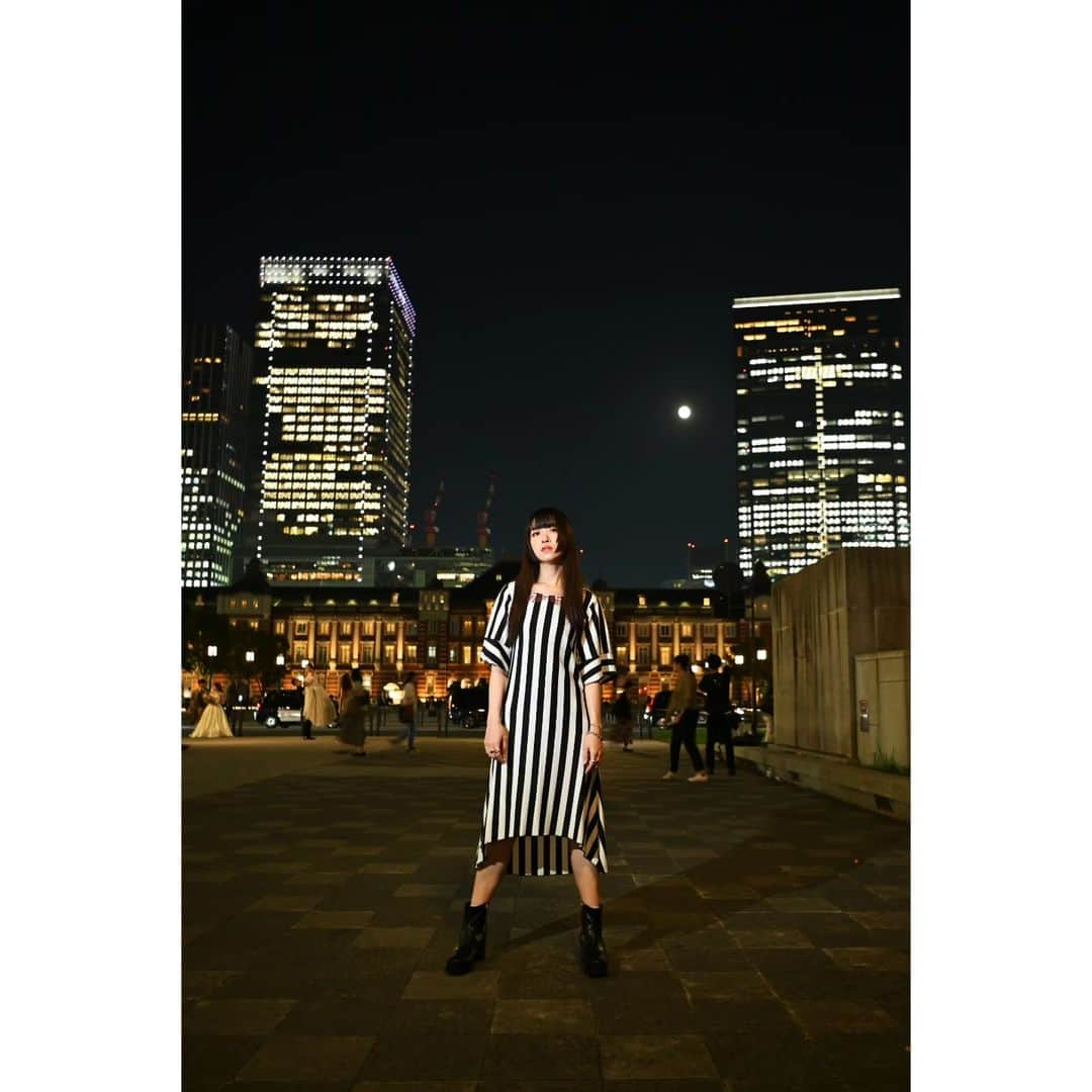 熊本アイのインスタグラム：「photo/@hachi_photograph8 ⁡ ⁡⁡ ⁡#portrait #portraitphotography #portraitmodel #ポートレート #ポートレートモデル #snapshot #fashion #fashionstyle #fashionportrait #ファッション #ファッションスナップ #東京駅 #tokyostation #peysdesfees #ペイデフェ #followme #aikumamoto」