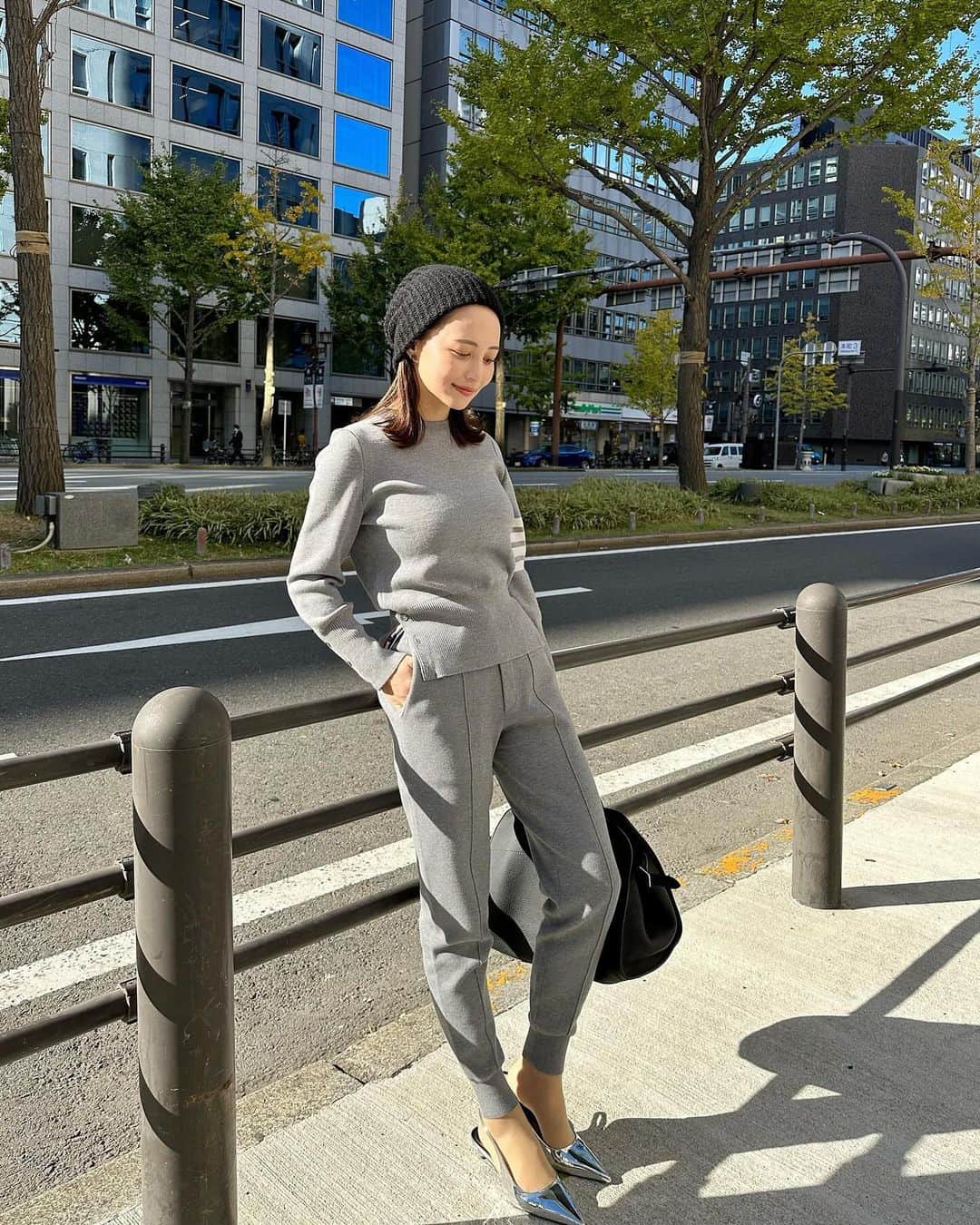 左近鈴乃のインスタグラム：「. ラフに履ける、でも太すぎず脚の形が綺麗に見える スウェットかニットパンツをずっと探していて… やっとやっと出会えました🥹🩶🩶✨おすすめしたい！  @caban.jp のコットンカシミヤパンツ🐐🩶 形も綺麗で履き心地も最高なので ホワイトとブラックも欲しいなあと思ってる…♡ ちなみにユニセックスで、XSを履いてます！  . なんだかんだしっかりした私服より ラフな格好で出掛けるようなシーンが多くて、、！ 見ての通りもう既に重宝しております🫶🏻🏆  それぞれブランドはタグ付けしてます🏷️  #suzuno服 #caban」