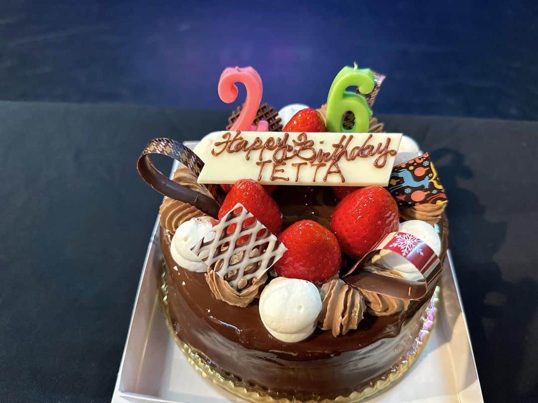 関哲汰のインスタグラム：「ちょっと早めのHAPPY BIRTHDAYありがと😭  ケーキも嬉しいし、なによりSWAGのみんなからのBIRTHDAY SONGがめちゃくちゃ嬉しかったよ！！  あと少しで26歳だあああ  早いねー！  今日謙信が体調不良でいなかったけど、謙信の分も背負ってパフォーマンスしたよ！  次は6人でステージ立ちます！6人でワンエン👍」