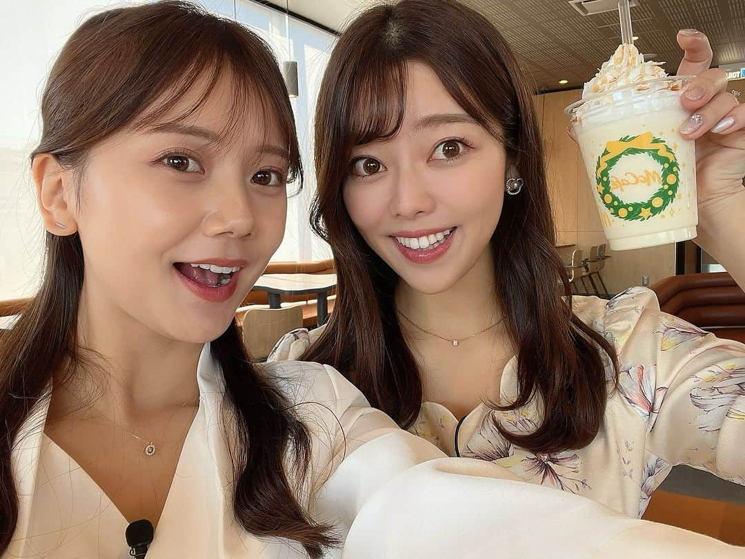 みさきさんのインスタグラム写真 - (みさきInstagram)「収録🍔🍟  事務所の後輩？先輩？ 今井美桜ちゃんと一緒でした🎧ﾟ｡  マクドナルド新商品の告知ロケ🫶🏻  実はアナウンサーになる前に とある会社の広告撮影で一緒になったことがあって 6年ぶりの再会でした☺️🌸  可愛くて優しくて面白いみおちゃんが 現場にいてくれてとても楽しかったです🩵  手に持ってるのは マックカフェの期間限定商品 『ホリデーフラッペ』🎄.*  ネーミングだけでも幸せな気分になりますし 濃厚なココアと オレンジの酸味と上品なホイップが 絶妙なバランスで美味しかったです𐂂⋆*𖡫   今回はマクドナルド 北熊本店へ お邪魔してロケしてきました！  その様子が 11月25日10時半〜 TKUグッドタイムで放送されます☺️💓  さらに裏側は YouTubeのメンバーシップで公開中です🌸  ぜひご覧下さい👼🏻💭🤍」11月23日 21時24分 - misaki.official