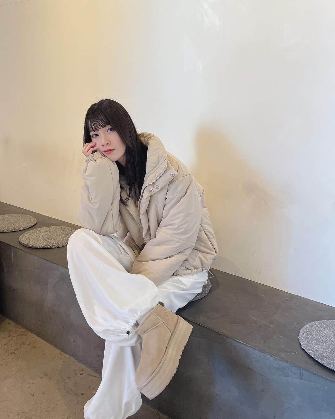 うちだゆうほのインスタグラム：「@noralily_official のShort Padding Coat  もこもこ🐻🤎 冬は冬で好きです 寒いのは嫌だけど可愛いアウター今年もたくさん作ったし  ショートペディン×カーゴパンツ×ムートンブーツ可愛い」