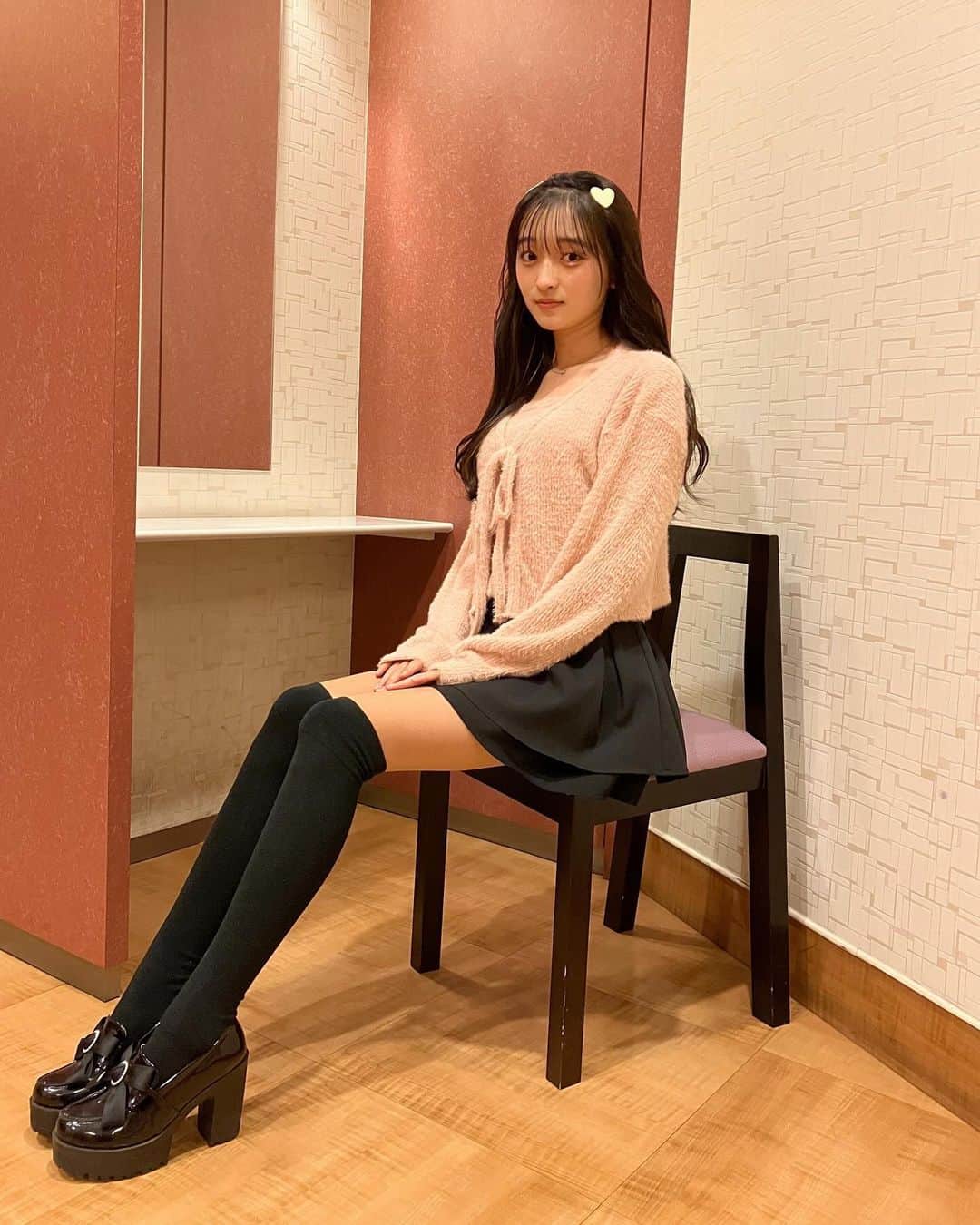 八木珠梨さんのインスタグラム写真 - (八木珠梨Instagram)「キャミとカーデのアンサンブル‪︎‬︎❤︎ * * * * * #コーデ#coordinate #全身コーデ#カーディガンコーデ  #リボン #ミニスカート#skirt #ニーハイ#厚底#ローファー #instagram#girl#japanesegirl  #november#autumn #longhair#巻き髪#他撮り #八木珠梨#juri#じゅり#07 #jk#fjk#女子高生#高校生#16歳 #学生#♥」11月23日 21時34分 - juri_0613