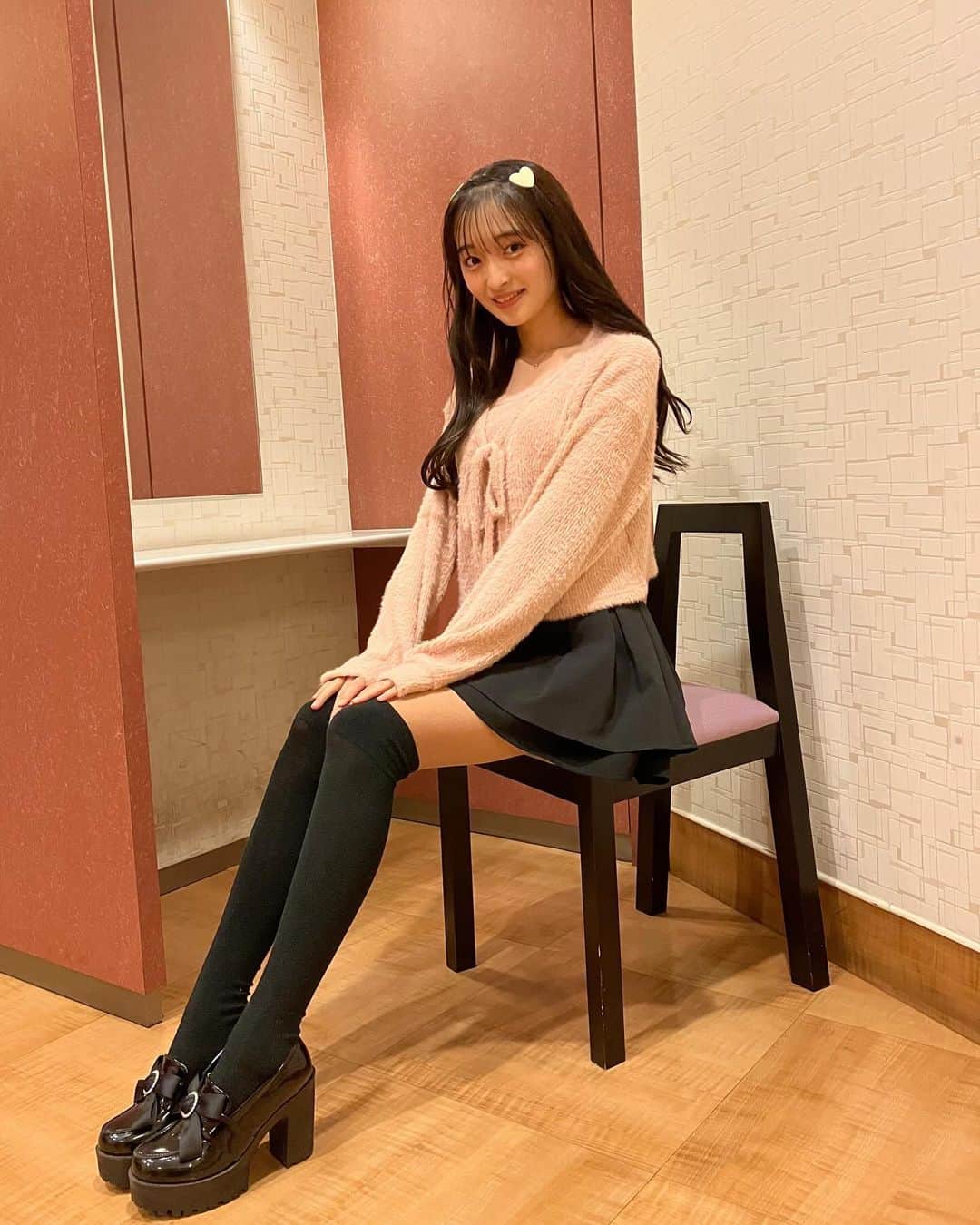 八木珠梨さんのインスタグラム写真 - (八木珠梨Instagram)「キャミとカーデのアンサンブル‪︎‬︎❤︎ * * * * * #コーデ#coordinate #全身コーデ#カーディガンコーデ  #リボン #ミニスカート#skirt #ニーハイ#厚底#ローファー #instagram#girl#japanesegirl  #november#autumn #longhair#巻き髪#他撮り #八木珠梨#juri#じゅり#07 #jk#fjk#女子高生#高校生#16歳 #学生#♥」11月23日 21時34分 - juri_0613