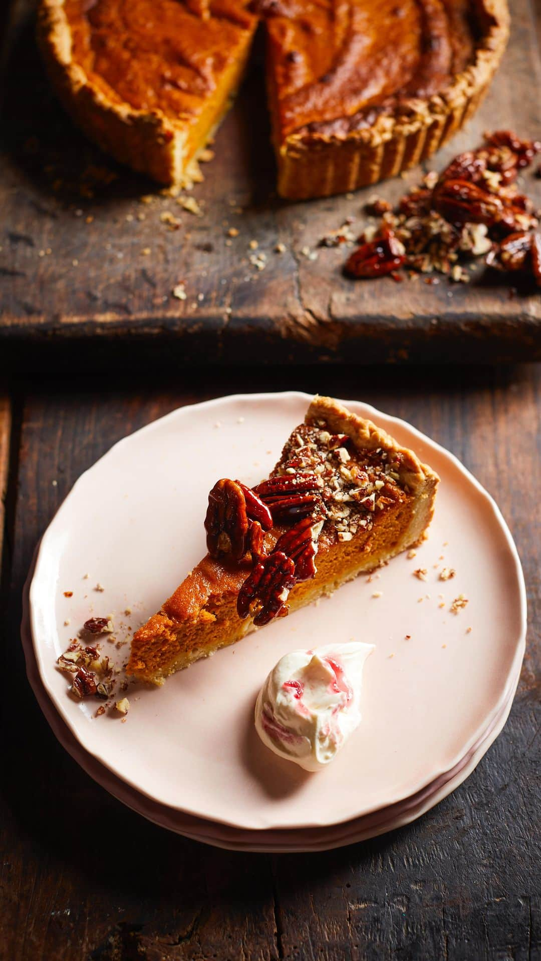 ジェイミー・オリヴァーのインスタグラム：「This is my pumpkin pie !!! Rustic, crumbly pastry with a soft, velvety filling and topped with pecan praline. My mouth was watering just typing that ha ha. It’s perfect for your Thanksgiving dinners or if I’m honest just because you fancy it ! Link to the recipe in my bio enjoy this one x x  #thanksgiving #pumpkinpie」