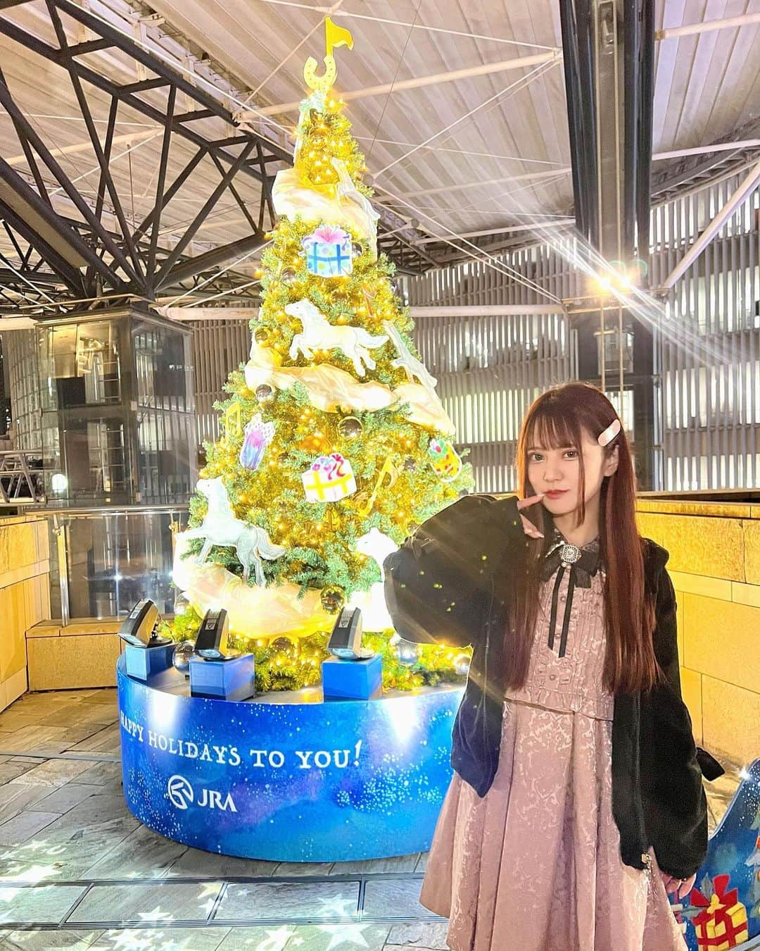 絵仁のインスタグラム：「てっぺんのオーナメントが TikTokマークにしかみえなくてわらってた( •́ .̫ •̀ ) ♡ ♡ ♡ #六本木ヒルズ #六本木イルミネーション #六本木イルミネーション2023 #クリスマスツリー」