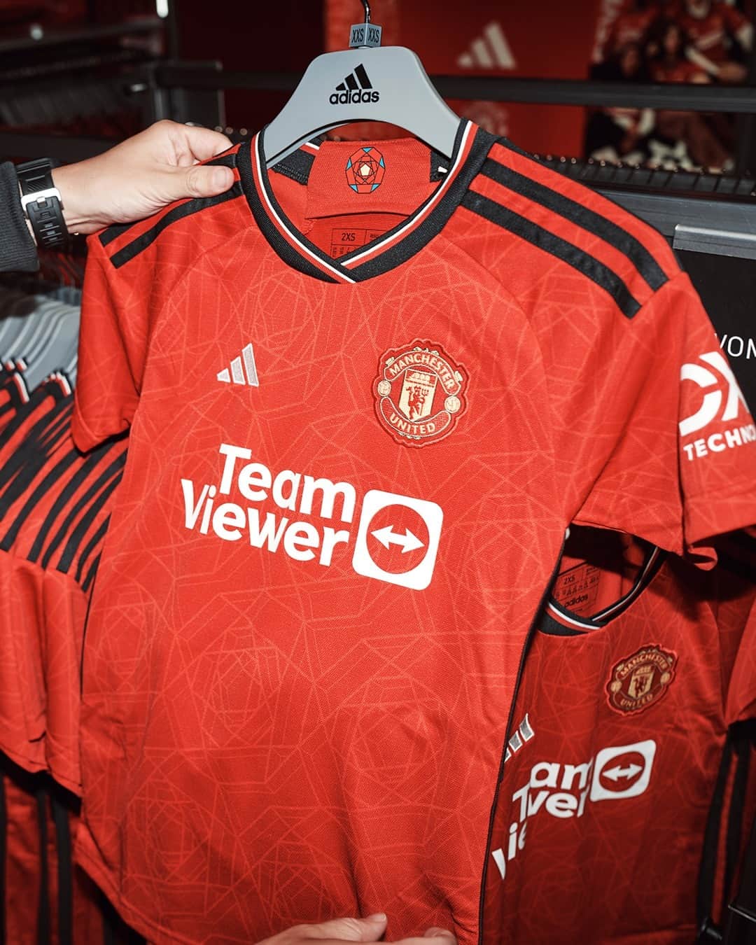 マンチェスター・ユナイテッドのインスタグラム：「Get this season's kits up to 40% off with our #BlackFriday deals ⏬️  #MUFC #ManUtd #OldTrafford」