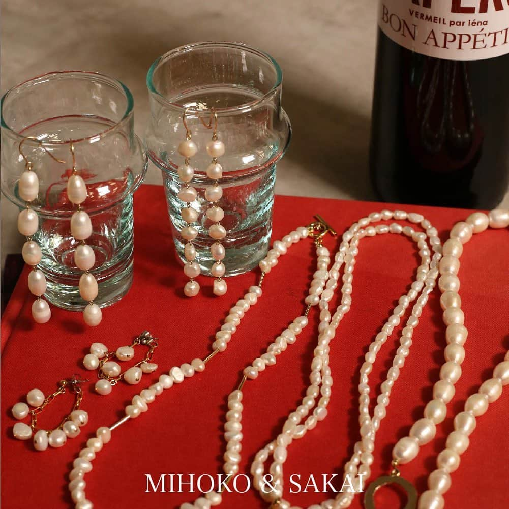 VERMEIL par ienaのインスタグラム：「Pearl accessories. 　 ⁡ 毎回ご好評のMIHOKO&SAKAIのPOPUPを 下記店舗にて限定展開開始！ この機会にぜひお立ち寄りくださいませ✔︎ ⁡ @mihoko_sakai  ⁡  ーーー開催期間ーーー ⁡ 11/23(thu)〜 ⁡ ⁡ ーーー開催店舗ーーー ⁡ 青山店 天神店 日本橋店 ONLINE STORE ⁡ ※ONLINE STOREは準備整い次第販売開始 ラインナップ詳しくは各店舗に ぜひお問い合わせくださいませ☎︎ ⁡ ⁡ #vermeilpariéna #ヴェルメイユパーイエナ」