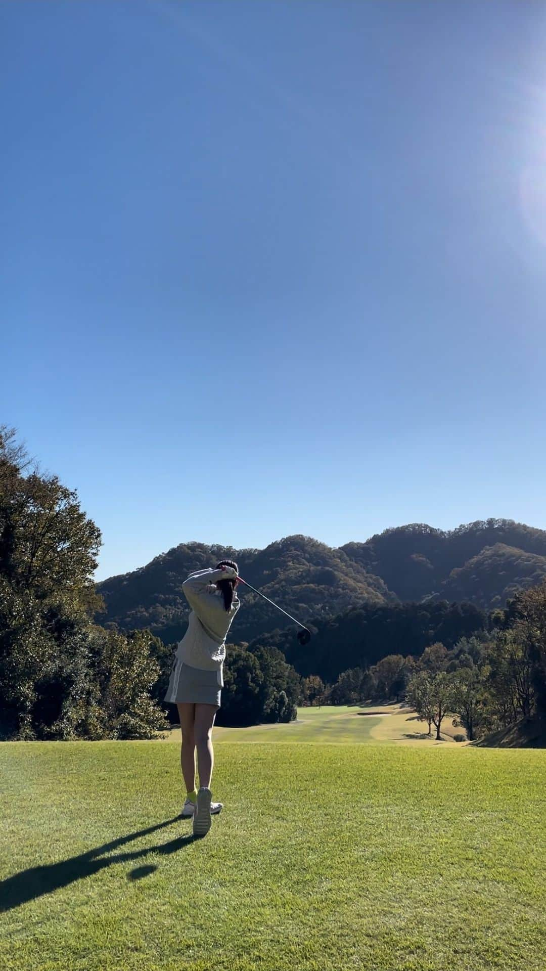 津田萌夏のインスタグラム：「. ついにラウンドデビューしまして⛳️  スコア125 パー取れたのは嬉しい🫶 いつもパターは強いw  そしてグリーンで飛ばないようにしよう⚠️（嬉しくて思わず🧚） . . .  .  . . . . . . #ゴルフ #ゴルフ女子  #ゴルフ初心者  #初ラウンド #パター  #旭国際姫路ゴルフ倶楽部  #ロサーセン #ロサーセンコーデ  #rosasen  #golf #golfswing #golflife #golfstagram #golfwear」