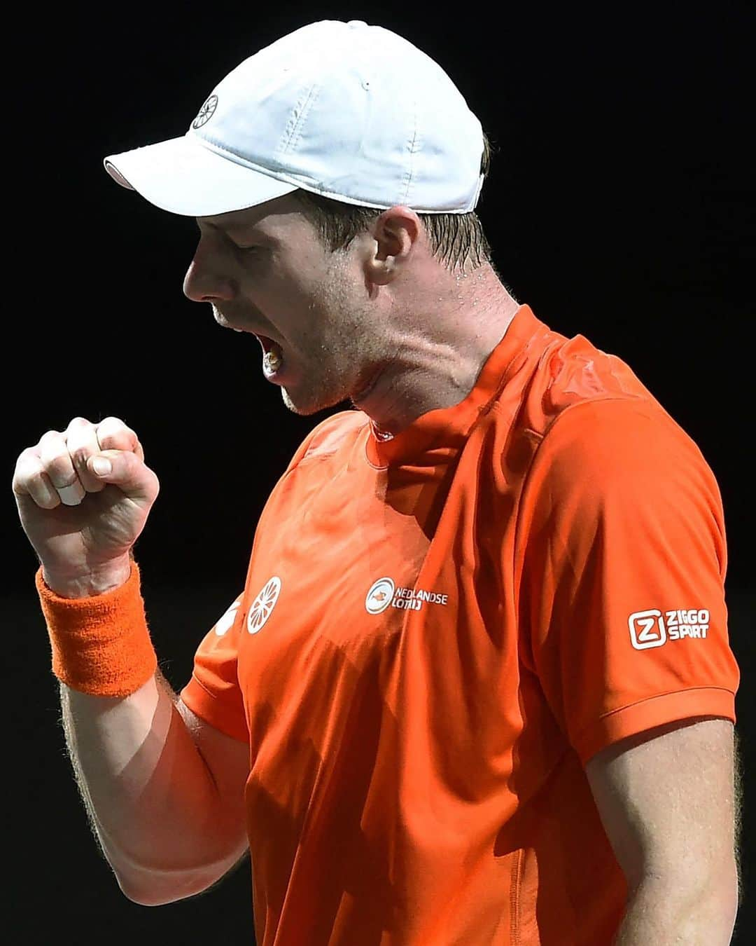 ATP World Tourのインスタグラム：「Gave it EVERYTHING 💪  @boticvandezandschulp gives 🇳🇱 the lead after defeating Arnaldi in a tight contest 6-7(6), 6-3, 7-6(7)!   @daviscup | #DavisCupFinals」