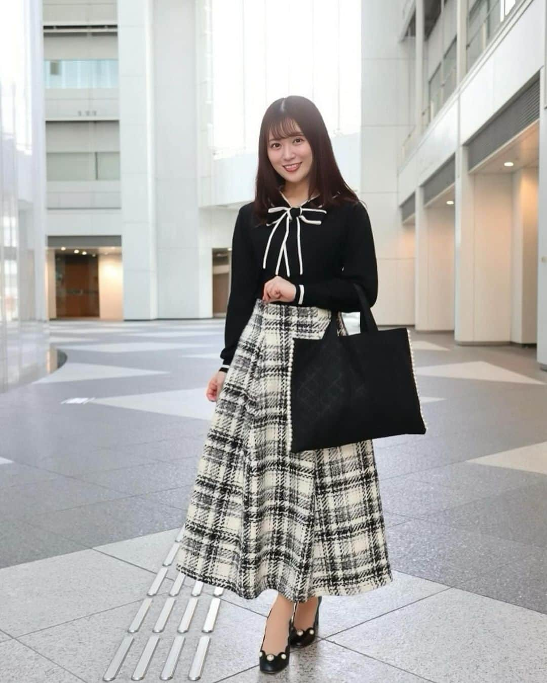 森下まいさんのインスタグラム写真 - (森下まいInstagram)「昨日のお洋服〜♥  ニットもスカートもバッグもぜーんぶ 【@tocco_closet】でした☺︎  @tocco_zozotown のニットは、 シックなお色味の配色ラインとボウタイリボンが可愛くて 着心地も良くてお気に入り♡  キルティングバッグはサイドのパールが可愛いし 何でもぽんぽん入る使い勝手の良さが最高です♥ ♥ 新色のネイビー、ピンクも可愛い😍  #mai153 ←コーデ投稿まとめてます♥  #PR #tocco #toccocloset #toccozozo #トッコクローゼット #トッコ #トッコゾゾ #153cm #153cmコーデ」11月23日 21時32分 - mai_morishita