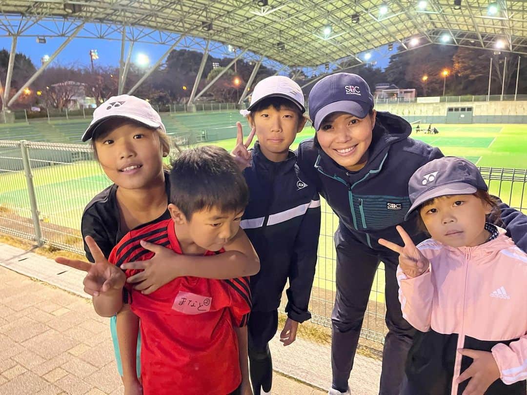 尾崎里紗のインスタグラム：「日本テニス協会普及委員　東海1dayキャンプ in 浜松 ⁡ 今日は静岡県浜松市で 指導者講習会とPLAY &  STAYの1dayイベントでした！ ⁡ 子供達が元気よく、テーマに対して積極的に取り組んでくれました🎾 ⁡ ⁡」