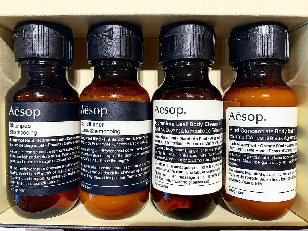 Omotecho Style Storeさんのインスタグラム写真 - (Omotecho Style StoreInstagram)「【Aesop（イソップ）】アライバル キット  以前シーズナルギフトキット『共鳴のしるし』5つを紹介しましたが、今回は旅行好きな方にもオススメなキット『アライバルキット』を紹介致します。  ・イソップシャンプー 50ml ・イソップコンディショナー 50ml ・ゼラニウムボディクレンザー 50ml ・リンドボディバーム 50ml 上記のアイテム4点が入ったコンパクトなギフトキット。 持ち運びしやすい容量ゆえ、旅行先にお持ち頂いてご使用頂く事はもちろん、ちょっとしたプレゼントにも最適なキットです。  このアライバルも、『共鳴のしるし』シリーズのギフトキットと合わせて、プレゼント候補にご検討頂けたら幸いでございます。  #イソップ #イソップスキンケア #イソップギフト  #トラベルグッズ #トラベルキット  #ヘアケア #ヘアケア用品 #ヘアケアグッズ  #ボディケア #ボディケア用品 #ボディケアグッズ  #プレゼント #プレゼントにおすすめ  #岡山表町 #表町スタイルストア   #aesop #aēsop #aesopskincare #aesopgifts  #travelitems #travelkit  #haircare #bodycare  #present  #omotechostylestore」11月23日 21時36分 - omotechostylestore