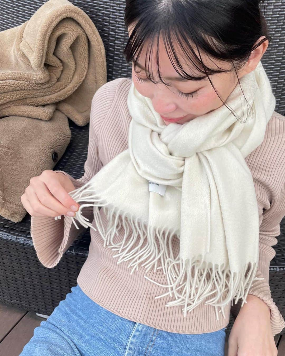 高橋まりなさんのインスタグラム写真 - (高橋まりなInstagram)「. ストール始めました🧣 今年のカシミヤはアイボリーが仲間入り🦙 @sankyoshokai  の極やわカシミヤストールは、名前の通りやわらかい肌触りで、やみつき♡ 少しずつ集めているカシミヤストール。 巻き方も日々研究中です🥰 今日はいつものミラノ巻きにしました♡ . ストーリーにリンクを貼りました✨ 1000円オフクーポンも出てるよ💕 . . . #三京商会#ストール#filomo#フィローモ#ストール#カシミヤストール#ストールコーデ#カシミヤ#ミラノ巻き#公園コーデ#163cmコーデ#極やわカシミヤストール」11月23日 21時36分 - marina._.takahashi