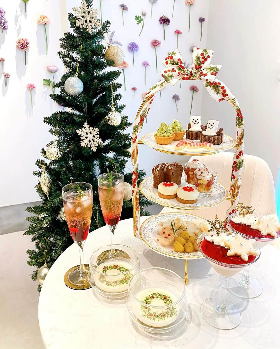 込山榛香のインスタグラム：「お姉ちゃんのカフェ @cafebellflower でクリスマスアフタヌーンティーが始まりました🫖🎄 ⁡ ⁡ 店内にツリーも飾られていたり、 クリスマス限定のココアパウンドケーキも登場したりとクリスマスを沢山感じられます✨ ⁡ ⁡ ⁡ クリスマスの可愛いが詰め込まれたアフタヌーンティー是非食べに来て下さい❤️💚 ⁡ ⁡ ⁡ ⁡ #クリスマス #アフタヌーンティー #クリスマスアフタヌーンティー #横浜カフェ #吉野町 #cafebellflower」