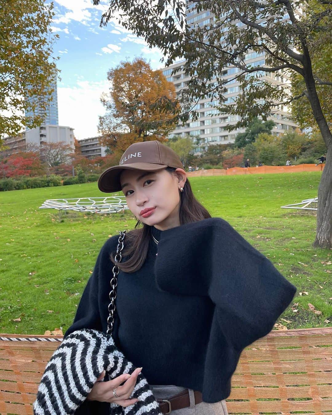すがあいのインスタグラム：「_  @elendeek のニット丈感が絶妙🥹🤍 袖がフレアシルエットになってるのもかわいい！すき！ (手にもってるのは子供のカーディガンです💁🏼笑)  knit @elendeek  choker @loni_jewelry_  cap @celine   #elendeek#celine#loni」