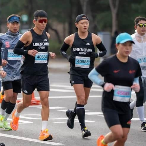 ジヌションさんのインスタグラム写真 - (ジヌションInstagram)「🏃‍♂️ 손기정 평화마라톤 사랑하는 동생 태현이의 페이스메이커가 되어주기로 하고 함께 달렸던 3시간 40분의 행복한 시간 누군가 가고자 하는 그 길을 옆에서 함께 가주는거 그게 바로 사랑이고 행복이다!  태현아~ @taihyun_zin  4번째 풀코스 완주 축하하고 3:40:27 PB도 축하해!  우리는 선한 마음을 가지고 건강한 삶을 위해 런한다 #UNKNOWNCREW #언노운크루」11月23日 21時38分 - jinusean3000