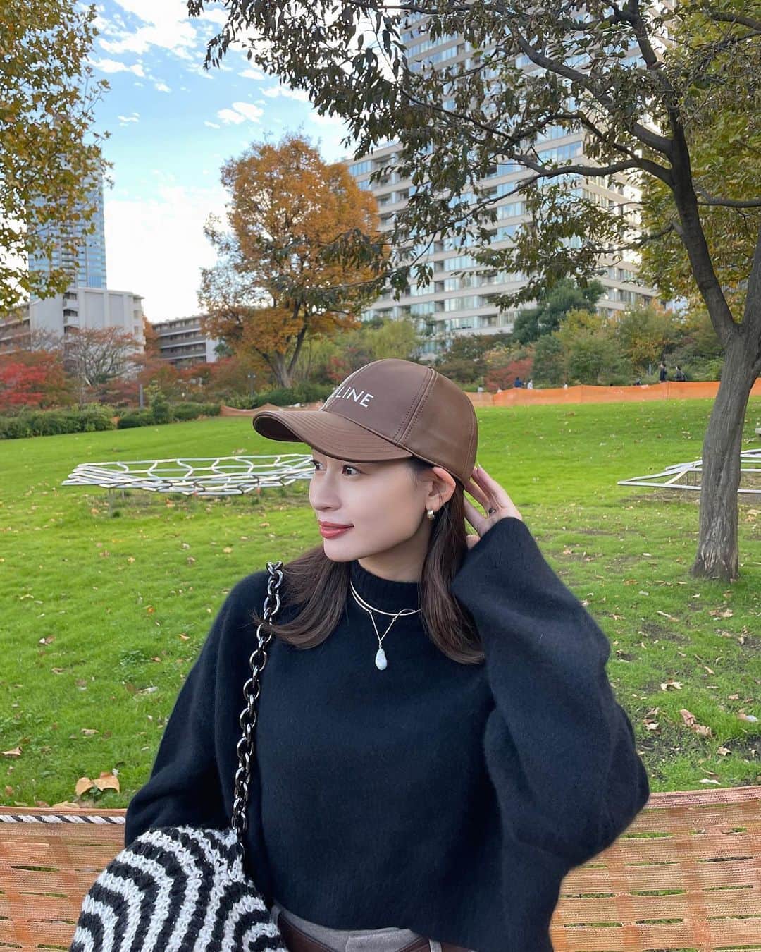 すがあいさんのインスタグラム写真 - (すがあいInstagram)「_  @elendeek のニット丈感が絶妙🥹🤍 袖がフレアシルエットになってるのもかわいい！すき！ (手にもってるのは子供のカーディガンです💁🏼笑)  knit @elendeek  choker @loni_jewelry_  cap @celine   #elendeek#celine#loni」11月23日 21時38分 - suga__ai