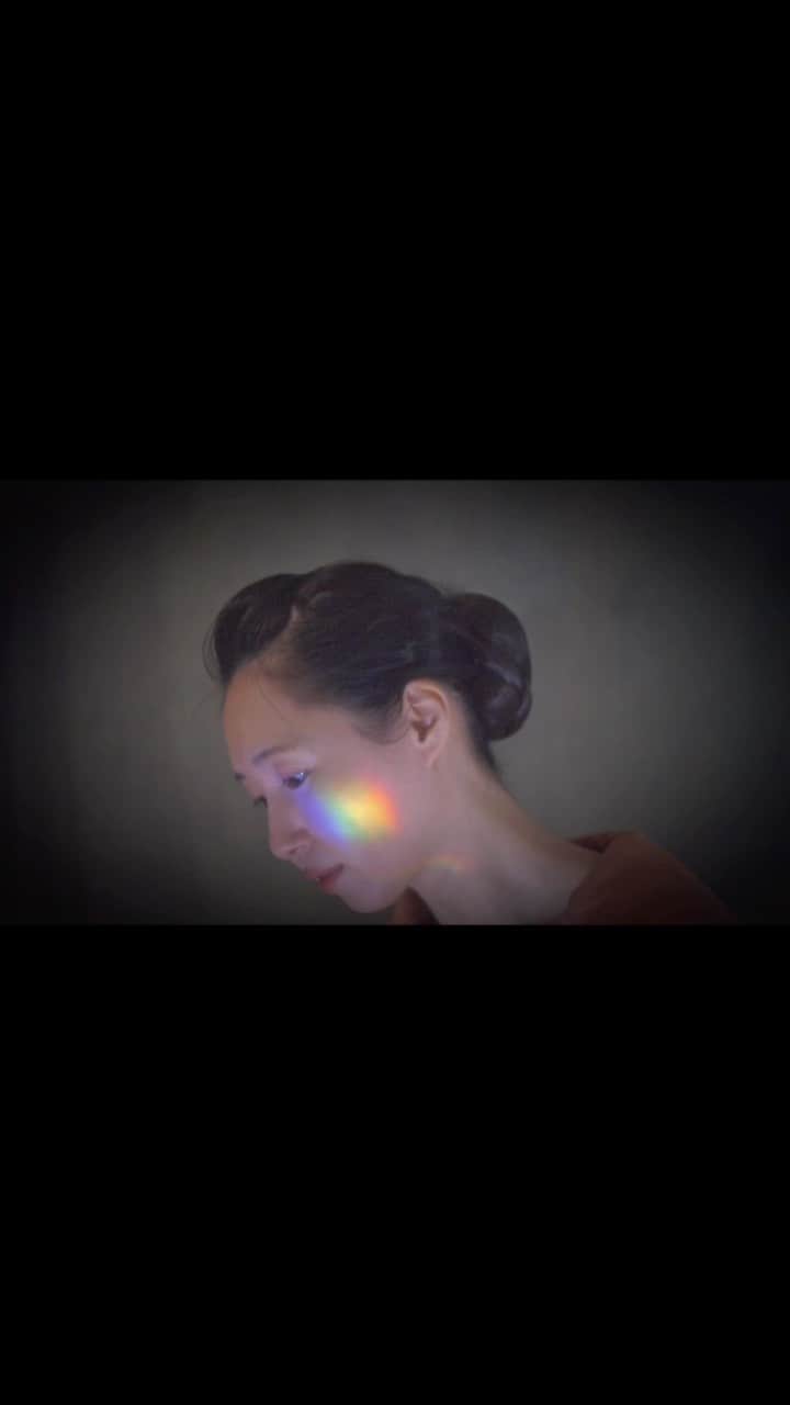 花澄のインスタグラム：「帰宅後、ぜったい今日は撮りたいと思って せっかくヘアワックスもつけて セットしはじめたのに あれ？これはもしかして かんざしとかいるんじゃないの…？ と気づいてしまって 途中で放棄したひと。 これは仕切り直しだな…🙃 昔っぽいかんざしを探そう。 中途半端に髪がベタベタ…🥲 くぅー。  macro switar 26mm f1.1 lumix gh5」