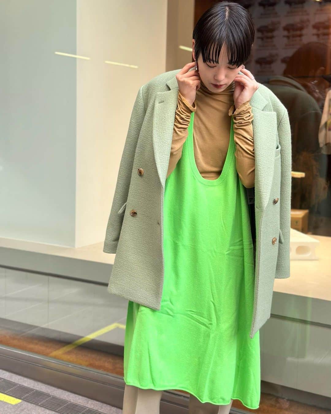 6(ROKU) OFFICIALのインスタグラム：「-  表面に凹凸感があるメルトン素材のジャケットライクなコート。  6 wool melton jacket coat ¥61,600- tax in  6 rayon tenjiku turtle neck ¥11,000- tax in  @extreme.cashmere dress ¥59,400- tax in  6 kersey pants ¥24,200- tax in  #roku #extremecashmere」