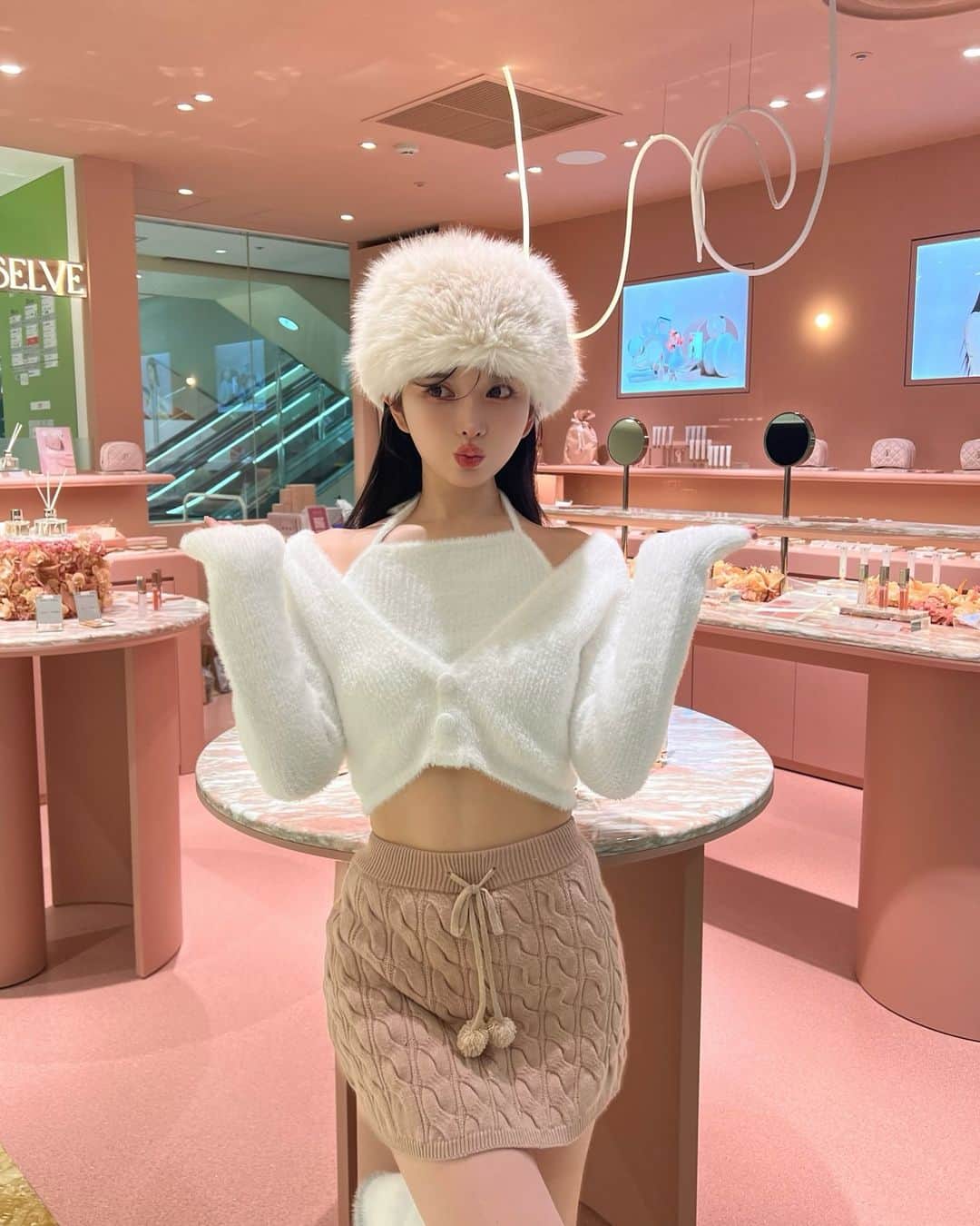 齊藤早紀のインスタグラム：「SELVE名古屋PARCO店オープン初日 沢山のご来場ありがとうございました🥲💓✨  気付けばSELVEローンチから1年も経たぬまま 実店舗が２つに増え、SELVEを通してお客様と通じ合える場が 増えた事にとても幸せな気持ちでいっぱいです😌  少しでも多くの方にSELVEのアイテムを通して 𝙨𝙚𝙡𝙛 𝙡𝙤𝙫𝙚...𝙨𝙚𝙡𝙛 𝙥𝙧𝙤𝙙𝙪𝙘𝙚…をお届けしたいので ここからがスタートだと思い更なら飛躍を遂げていきたいと思います♡♡  #SELVE#セルブ」